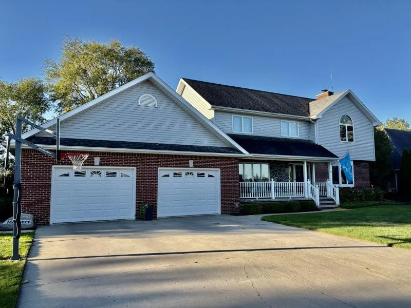 3 Bed, 3 1/2 Bath, with Full Finished Basement in Harbor Beach