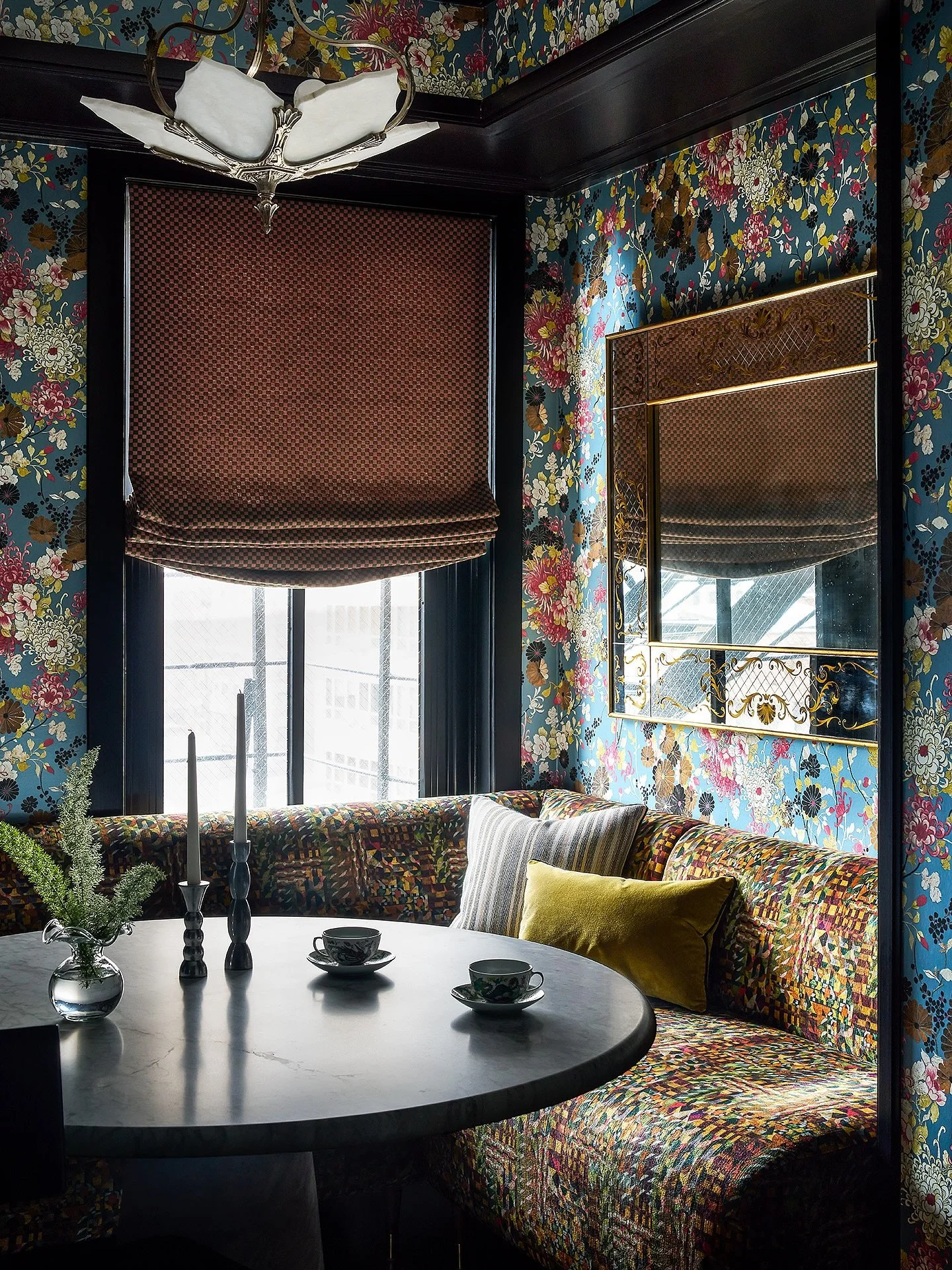 Immersive / with layers of pattern, rich color, and a mix of vintage and modern pieces this breakfast room creates an immersive environment that can feel vibrant or cozy depending on the time of day. #designenmasse 📸 @rymcdon GC @ratiaconstruction F