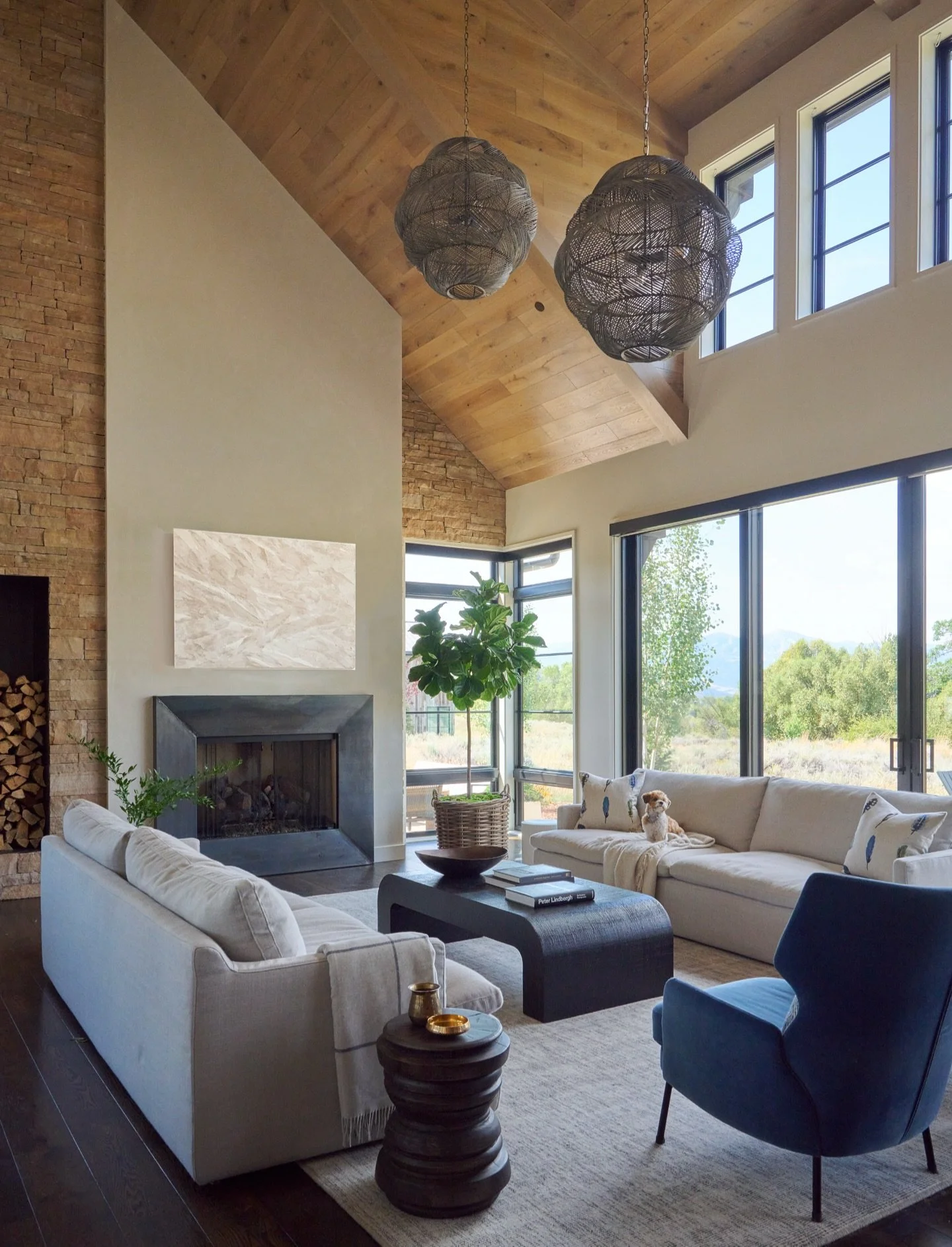 Utah / Located in gorgeous Utah above a river valley, surrounded by mountains this home embraces warmth and natural materials with its oak clad Family Room. Large doors and windows take in the landscape and views of the ever changing sky above. #desi