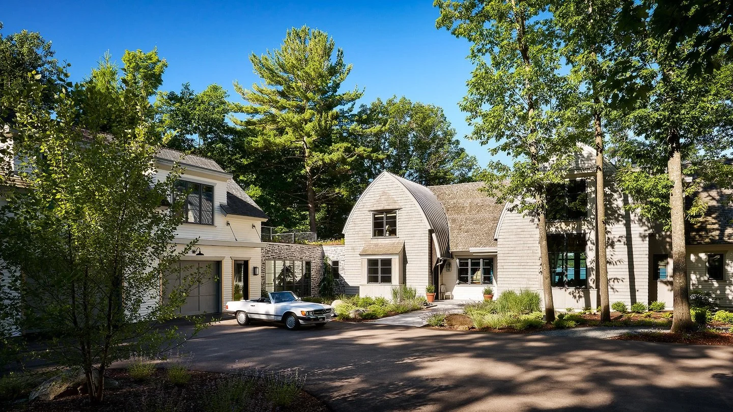 Lake House Retreat / Set along the clear waters of Torch Lake in Northern Michigan this sprawling home welcomes guests and family with open arms. The home prioritizes spaces that reach out to views of the water and feel comfortable with a full house 