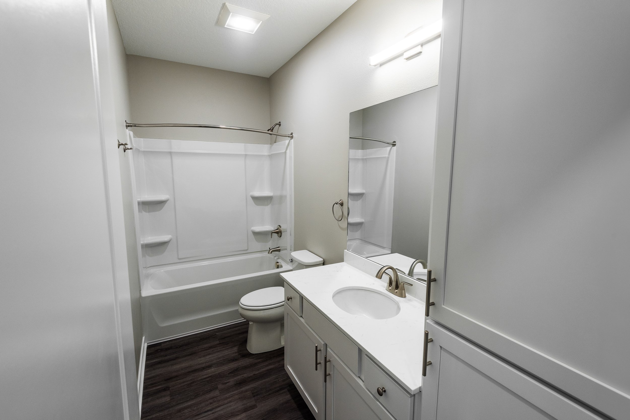 Rialto Townhomes - Lazio - Guest Bathroom
