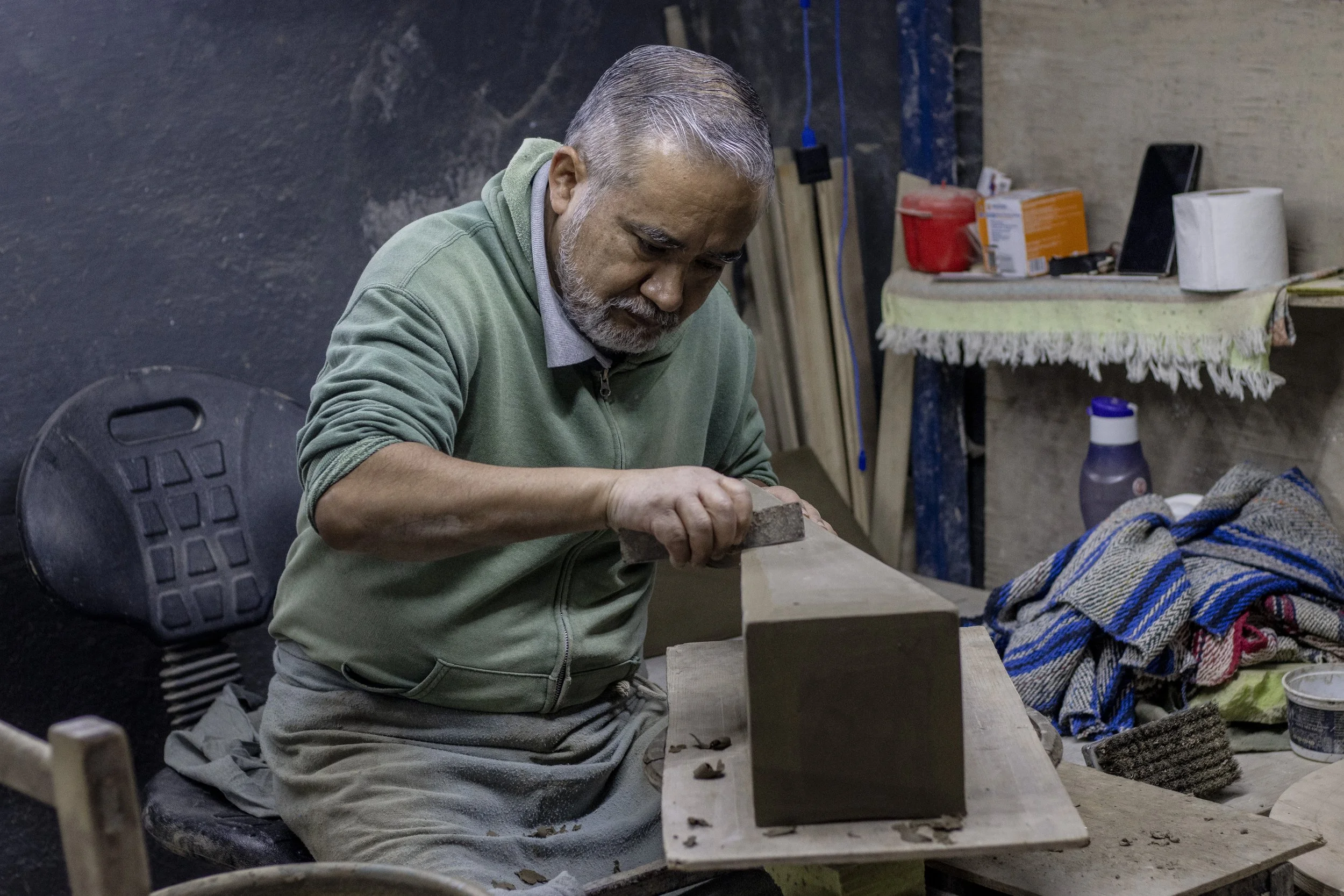 Hombre cincelando madera en taller