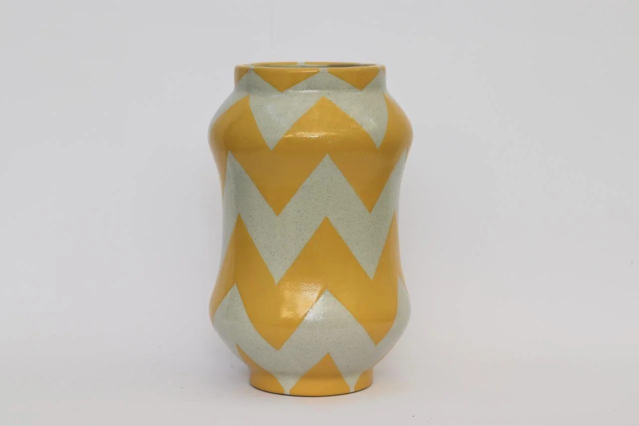 Florero de forma irregular.