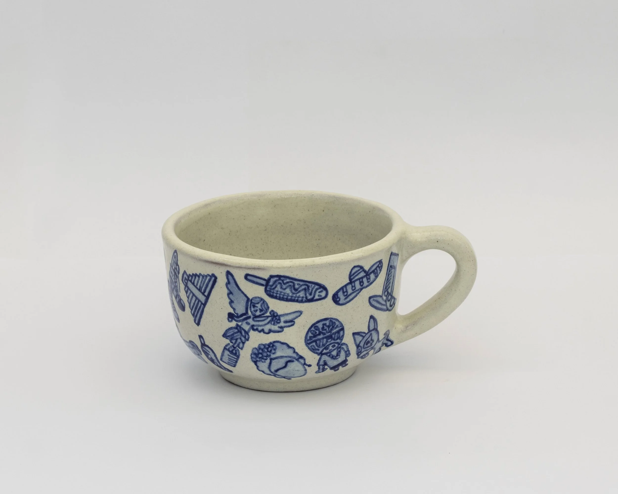 Taza de cerámica blanca con ilustraciones en azul de personajes y objetos culturales mexicanos.