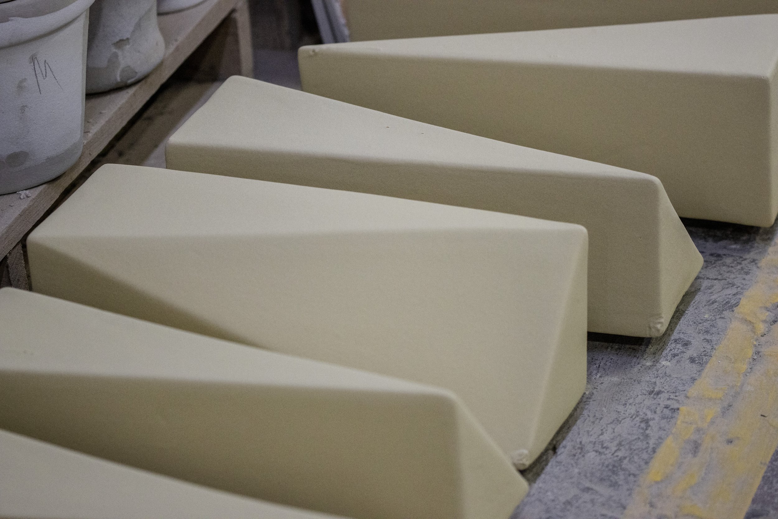 Varios bloques de yeso en una superficie de taller de construcción.