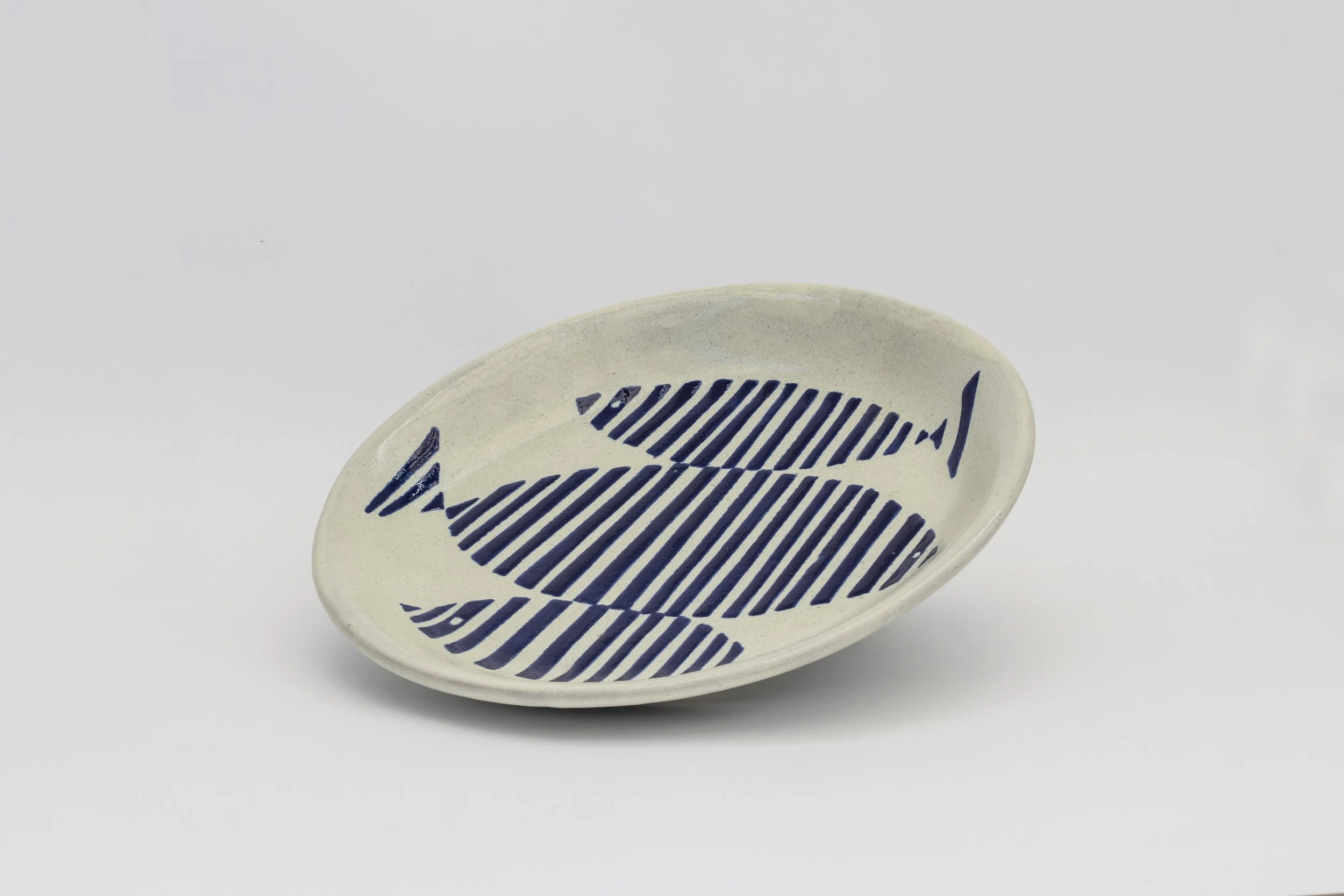 Platón Tres peces en lineal - Germán Montalvo.JPG