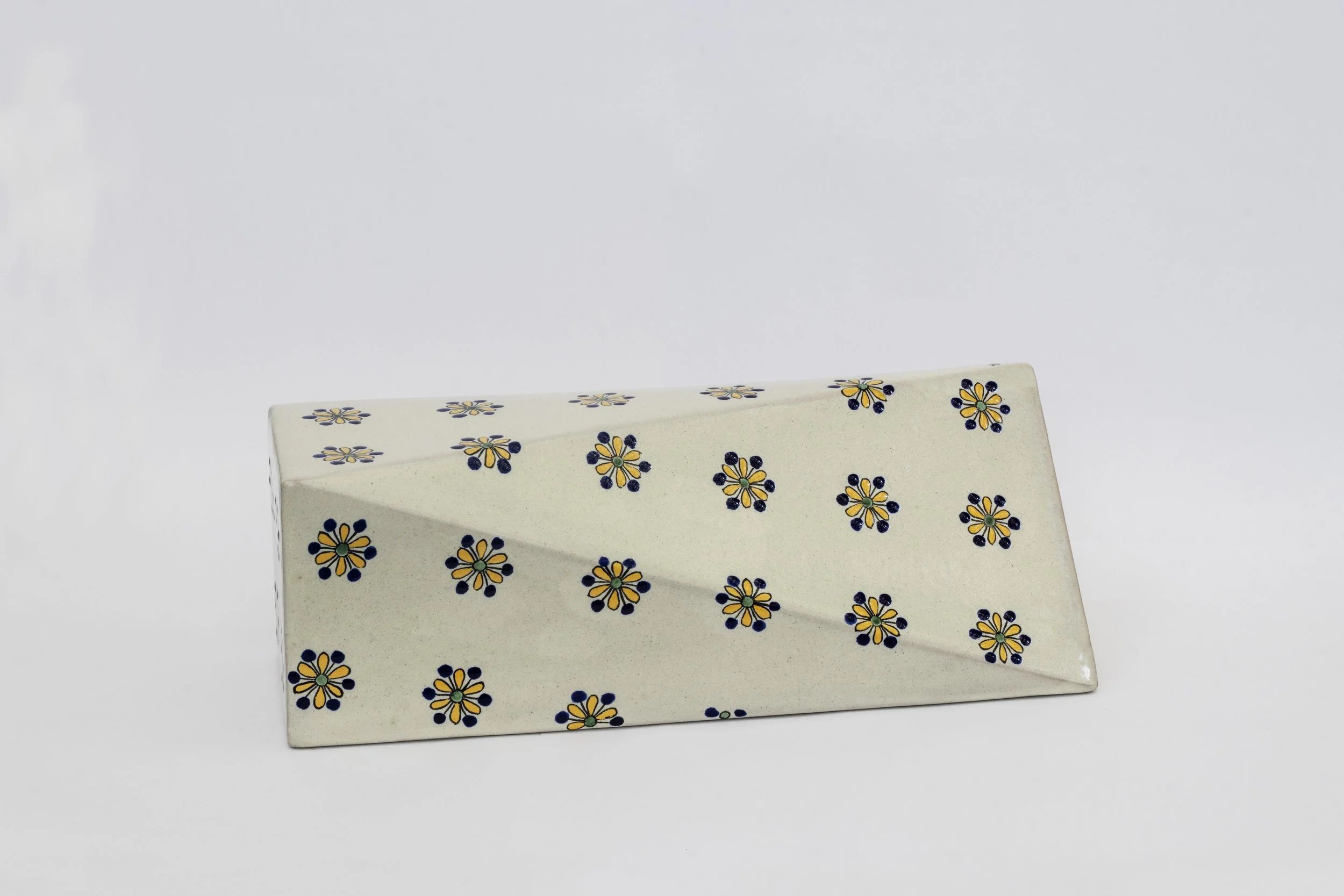 Soporte de cerámica rectangular con diseño de flores amarillas y puntos azules sobre fondo blanco.