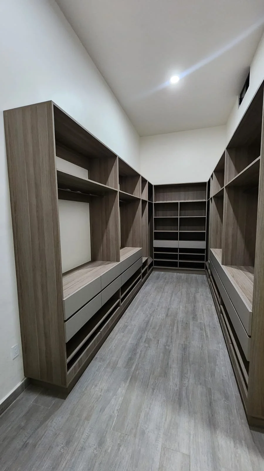 walk-in Closet-1.jpeg