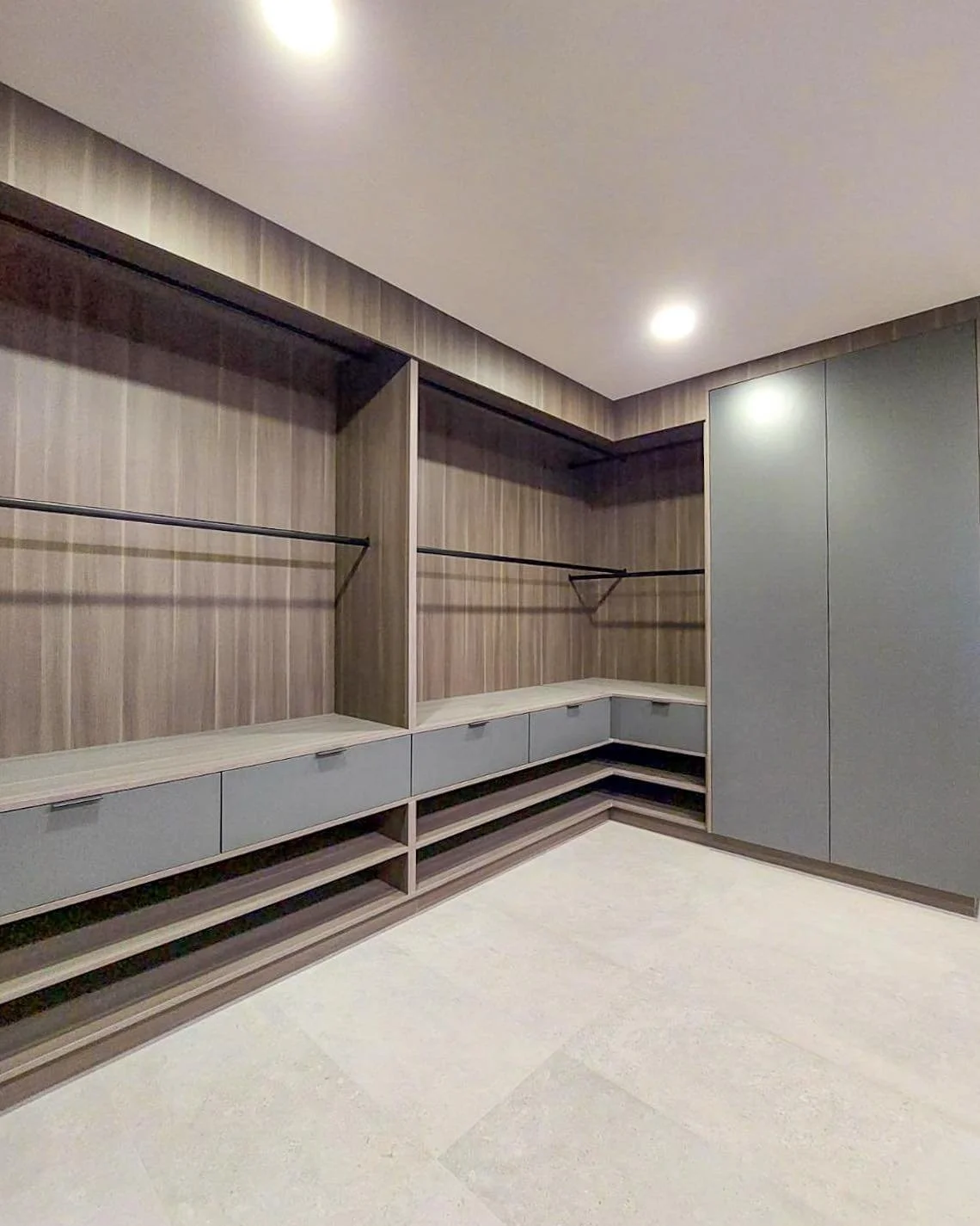 walk-in Closet-7.jpg