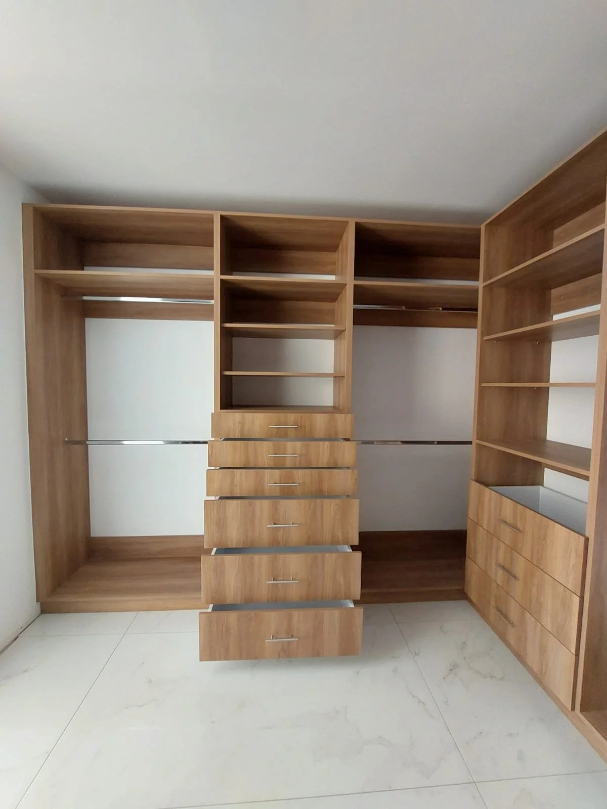 walk-in Closet-6.jpeg