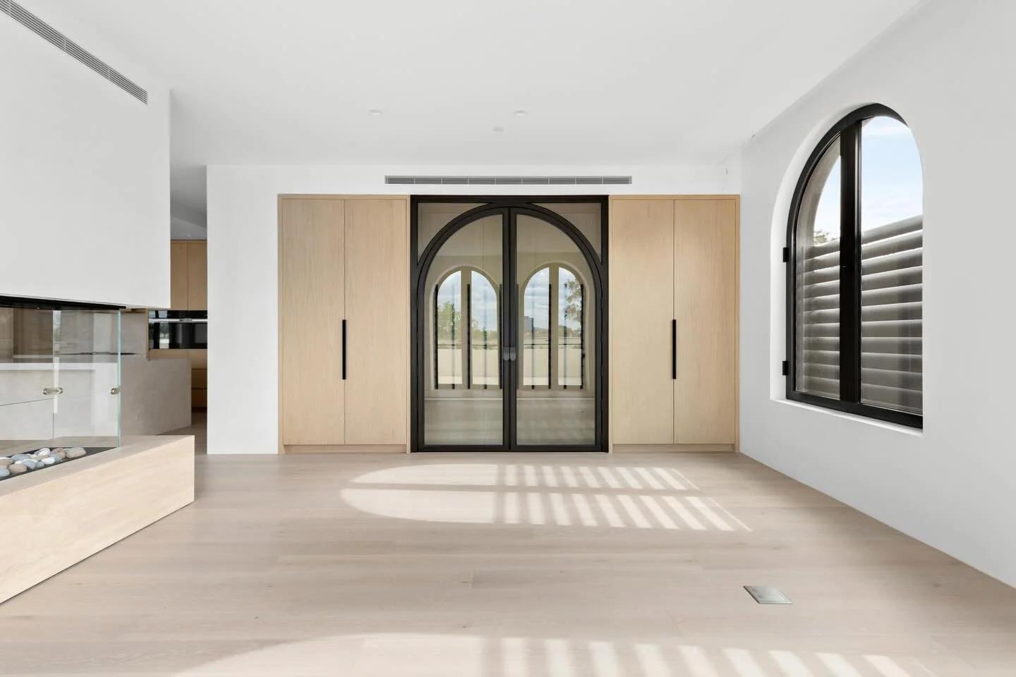 The Penthouse 
Six Bruce St 

This penthouse celebrates space, light, and uninterrupted city views. The open-plan layout is anchored by a generous kitchen perfect for entertaining, while the living areas transition effortlessly to the panoramic outlo