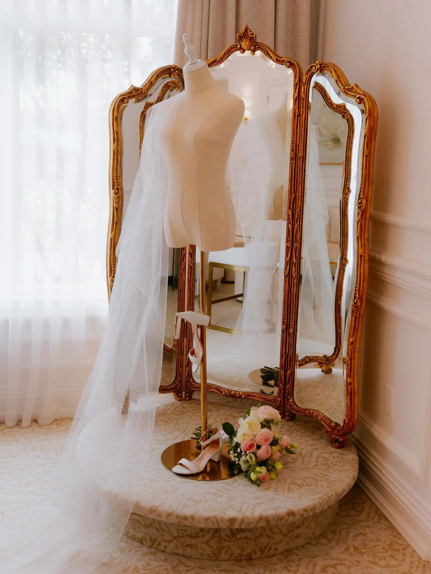 getting ready

venue @eagleoaksweddingandevents 
hmua @tl_brides 
dj @djjohnnyp