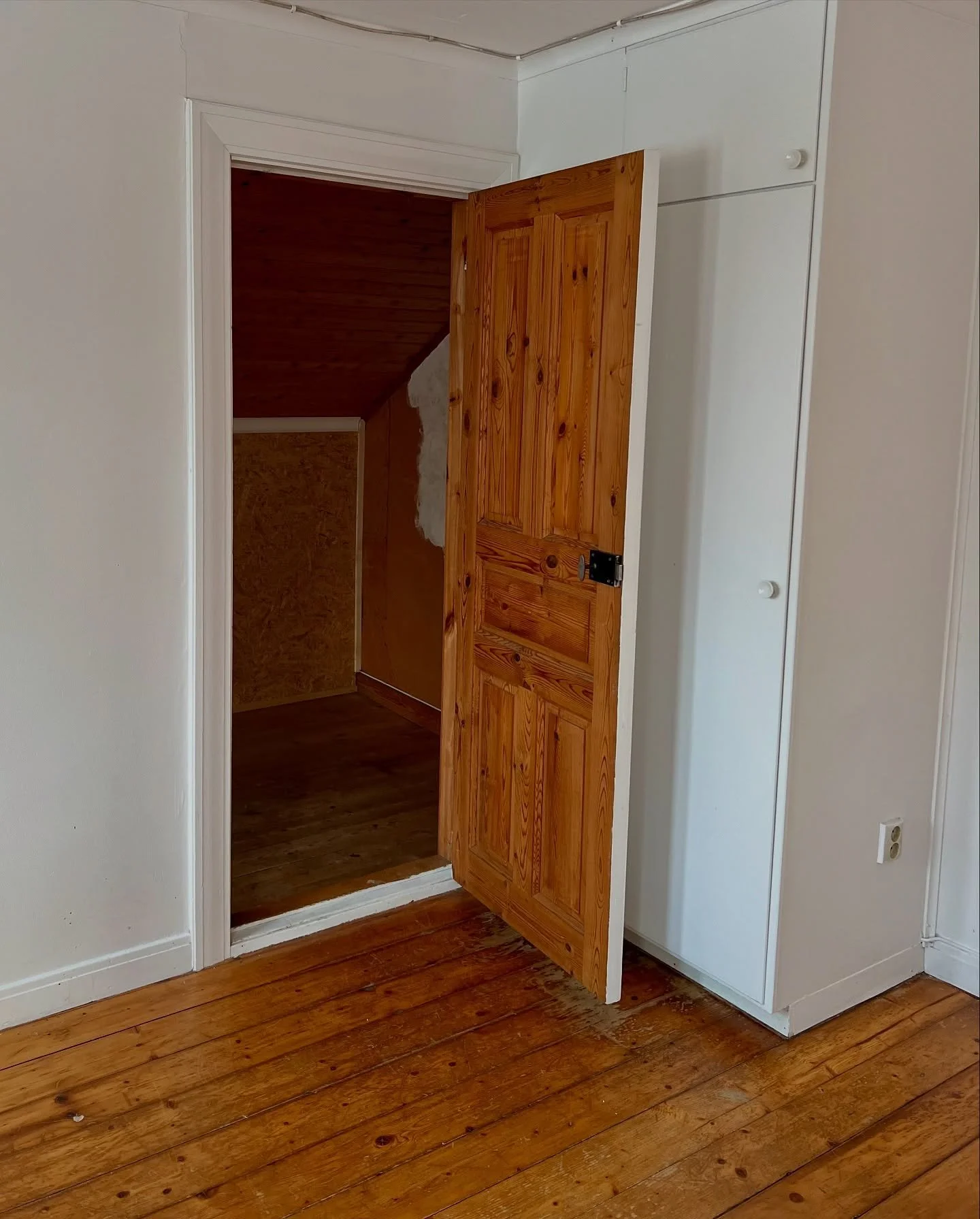 Help! In één van onze kamers ontdekten we iets bijzonders. 
Een geheime doorgang, verstopt in de muur. Zo goed verborgen dat je hem bijna niet ziet 🚪✨
Achter de plaat zit een kleine doorgang naar de zolder. (tweede foto)
En eerlijk?