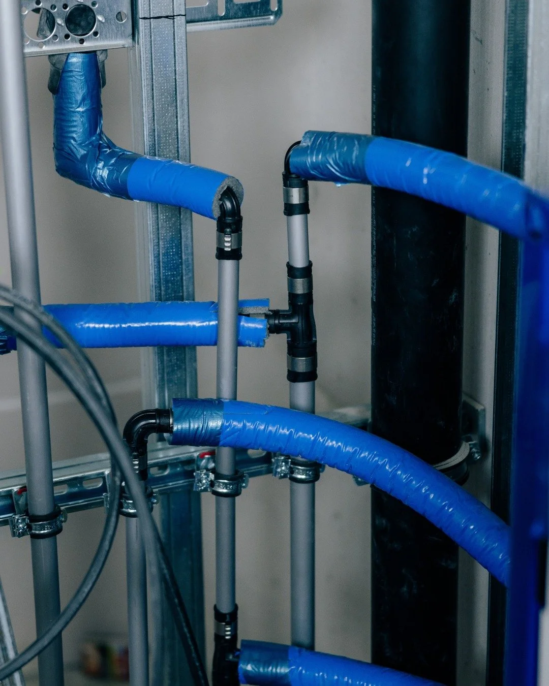 Sauber verlegt. Ordentlich isoliert. 

#weidlich #sanit&auml;r #handwerk #work #baustelle