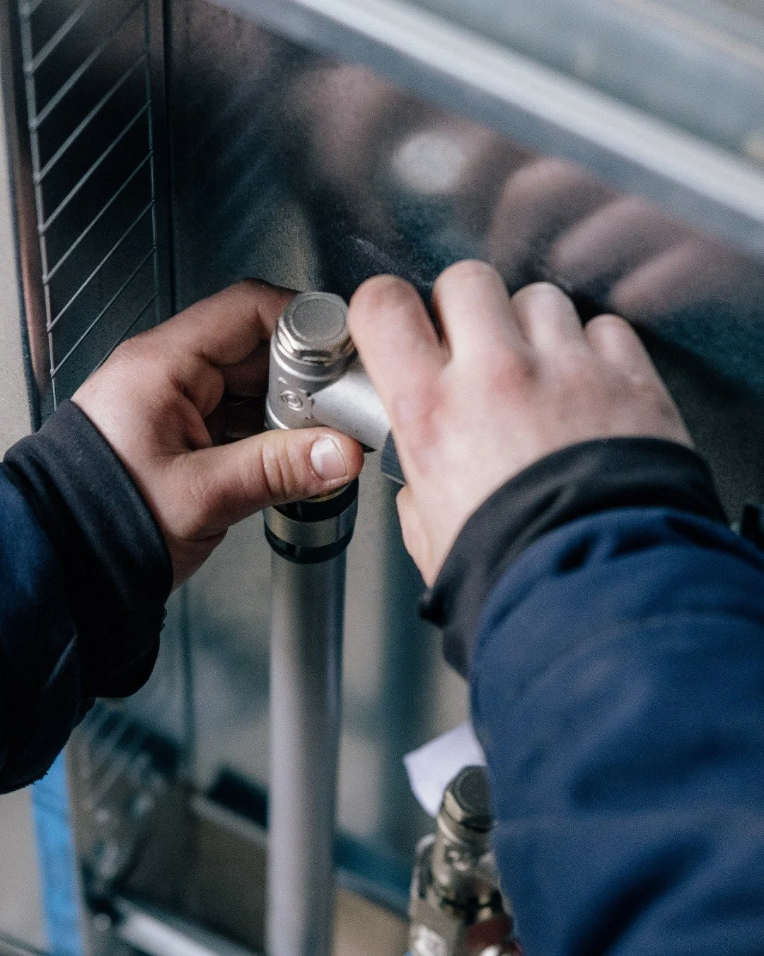 Noch ein Dreh, dann sitzt&rsquo;s.

#weidlich #sanit&auml;r #handwerk #work #baustelle