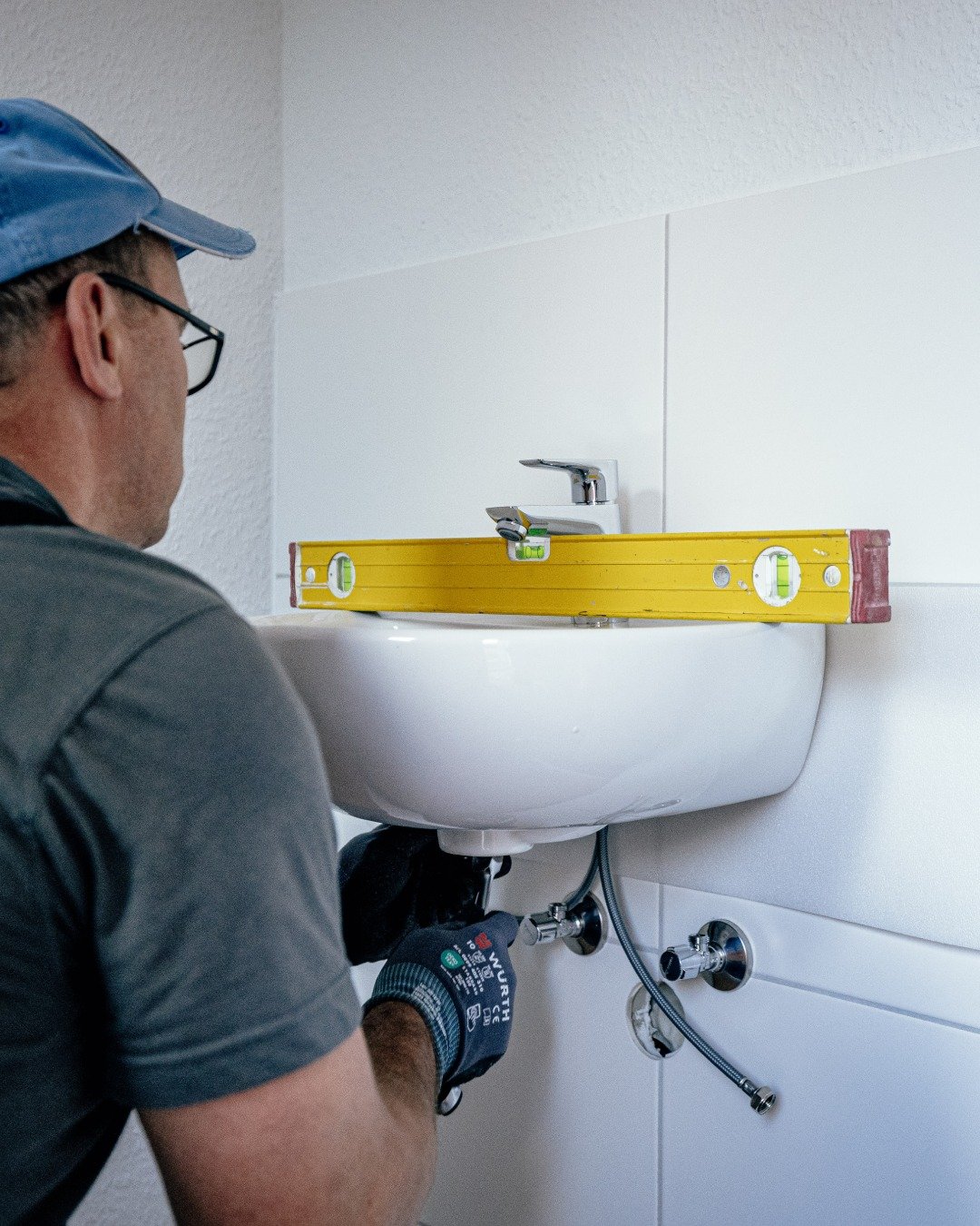 Gerade h&auml;ngen. Sonst guckt&rsquo;s dich jeden Morgen schief an.
#weidlich #sanit&auml;r #handwerk #work #baustelle