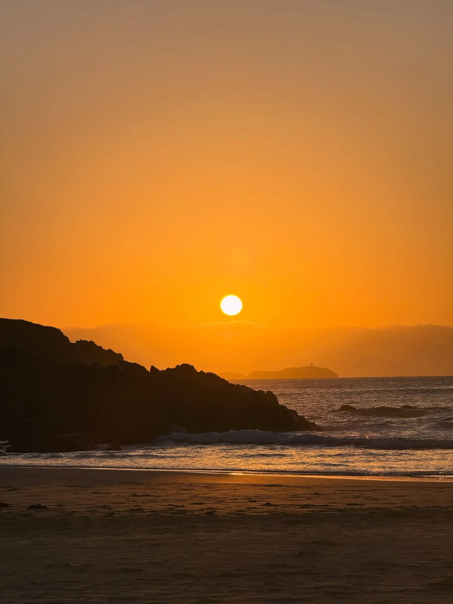 Lughnasadh 🌾 The first harvest.
A cross-quarter threshold between the height of summer
and the turn toward the autumn equinox.

In Celtic tradition, this was the festival of the sun god Lugh, and the remembering of Tailtiu (the earth mother).

The l