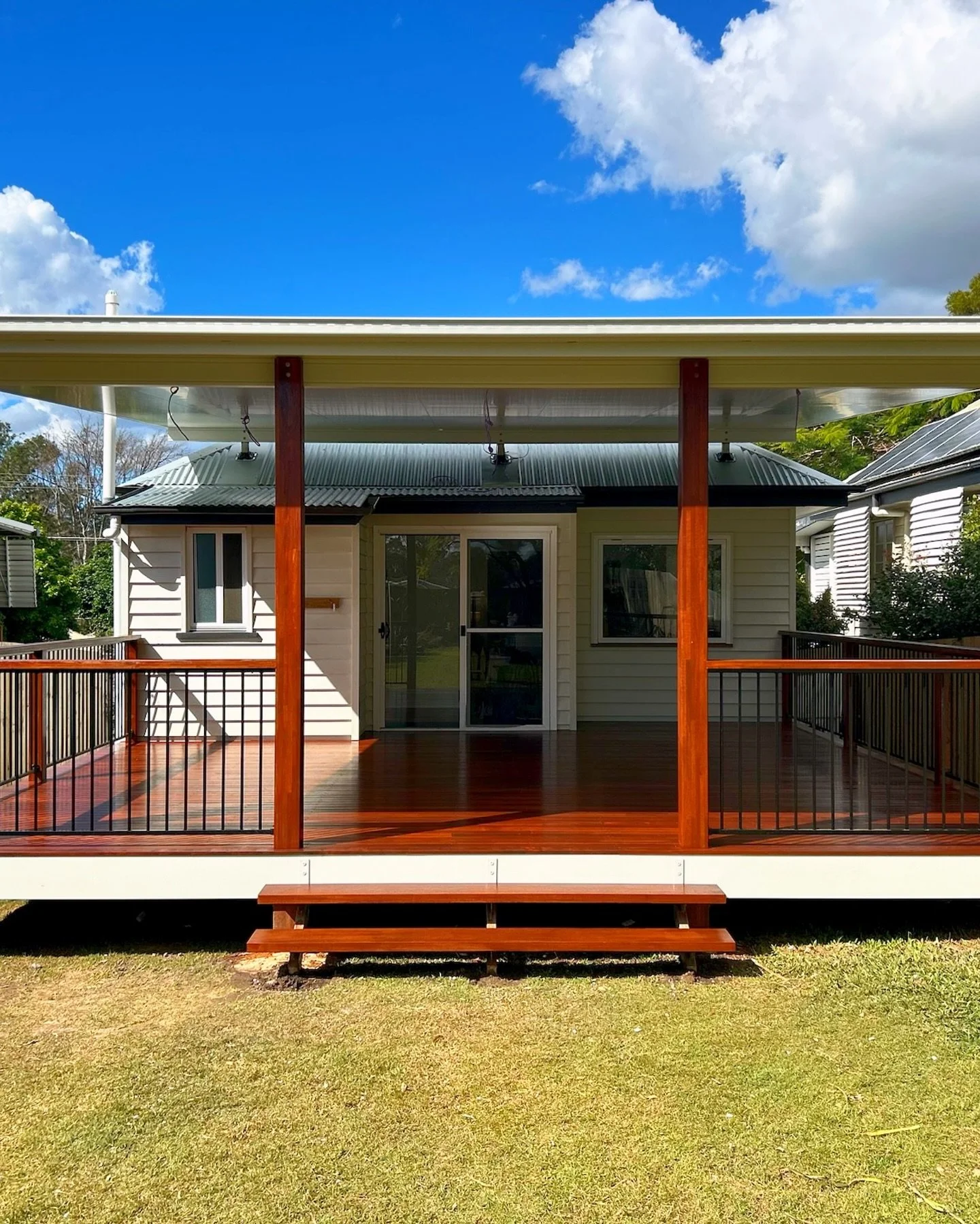 Small but mighty! 🏡 Our Mitchelton deck and insulated panel flyover roof adds so much usable space to this small worker’s cottage. Featuring 90mm Merbau decking, 140mm Merbau posts and handrails with powder coated dowel aluminium balustrades.