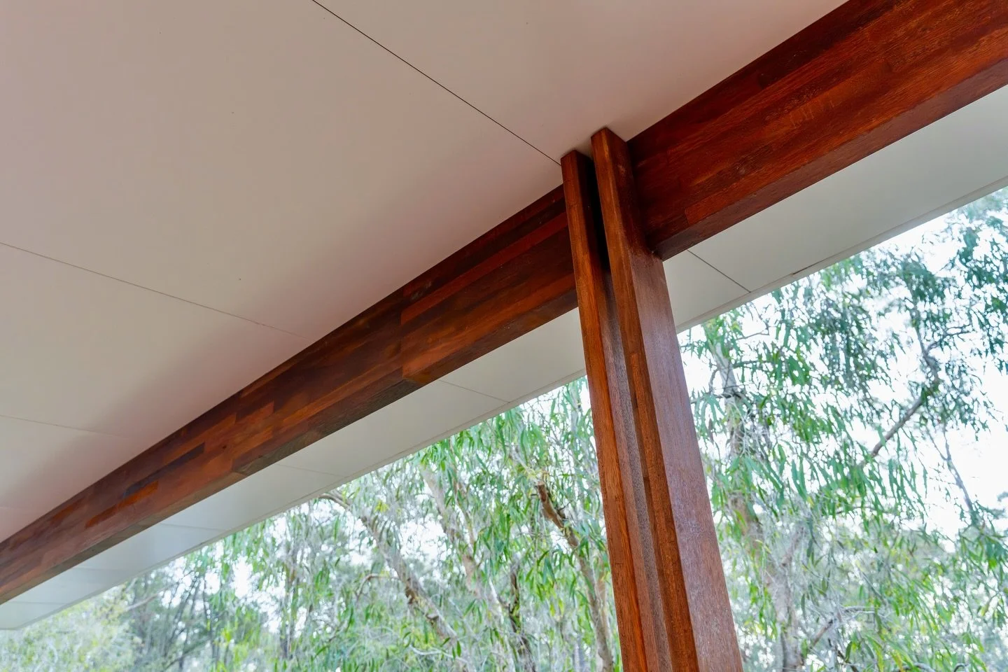 Double vertical post detailing 🙌🏻
More than a design feature &mdash; this configuration is engineered to support heavier load-bearing beams, like this massive 6m hardwood, while maximizing uninterrupted views. Precision, strength, and clean lines &