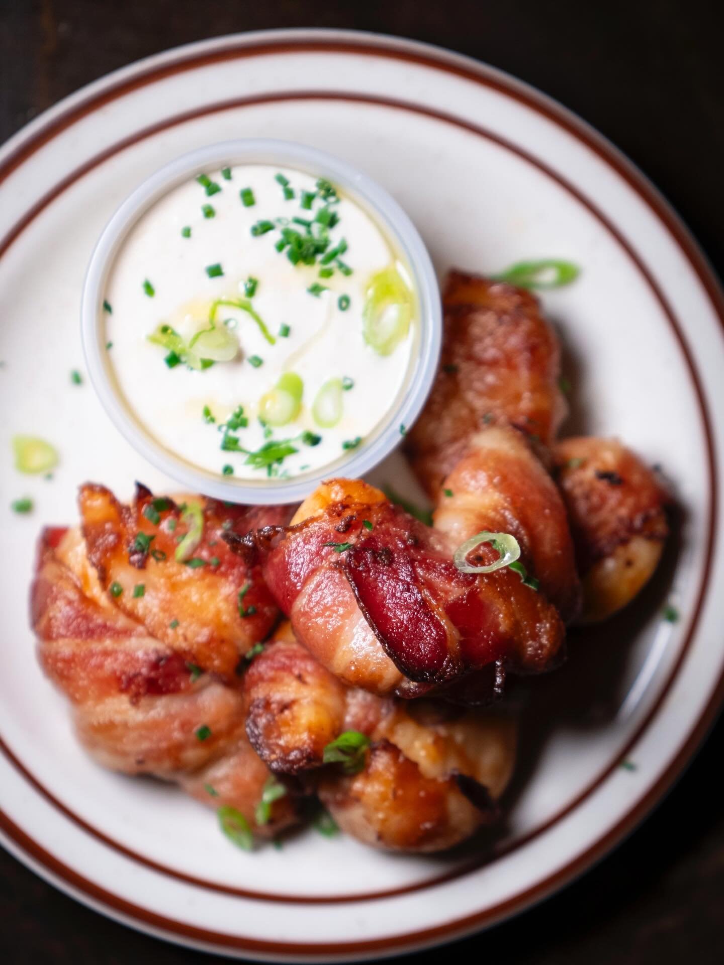 Delco Surf n Turf &hellip; aka our Shrimp Lejon.
Juicy shrimp wrapped in crispy bacon &amp; a side of creamy horseradish.🤤