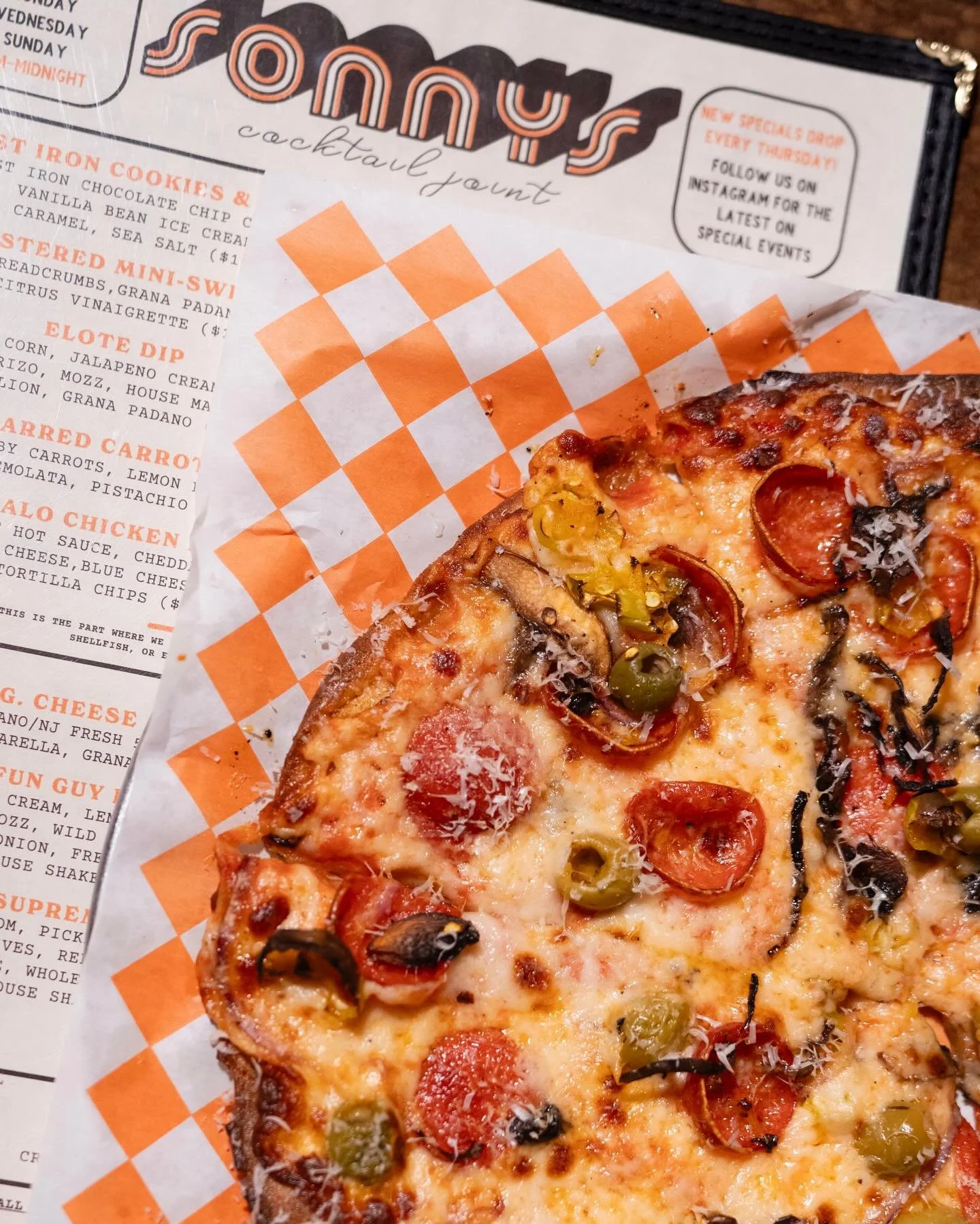 Going big with the new❄️Winter Menu❄️ Sonny&rsquo;s Supreme Pie. Pepp, mushroom, pickled peppers, manzanilla olives, red onion &amp; lots of mozz.😮&zwj;💨