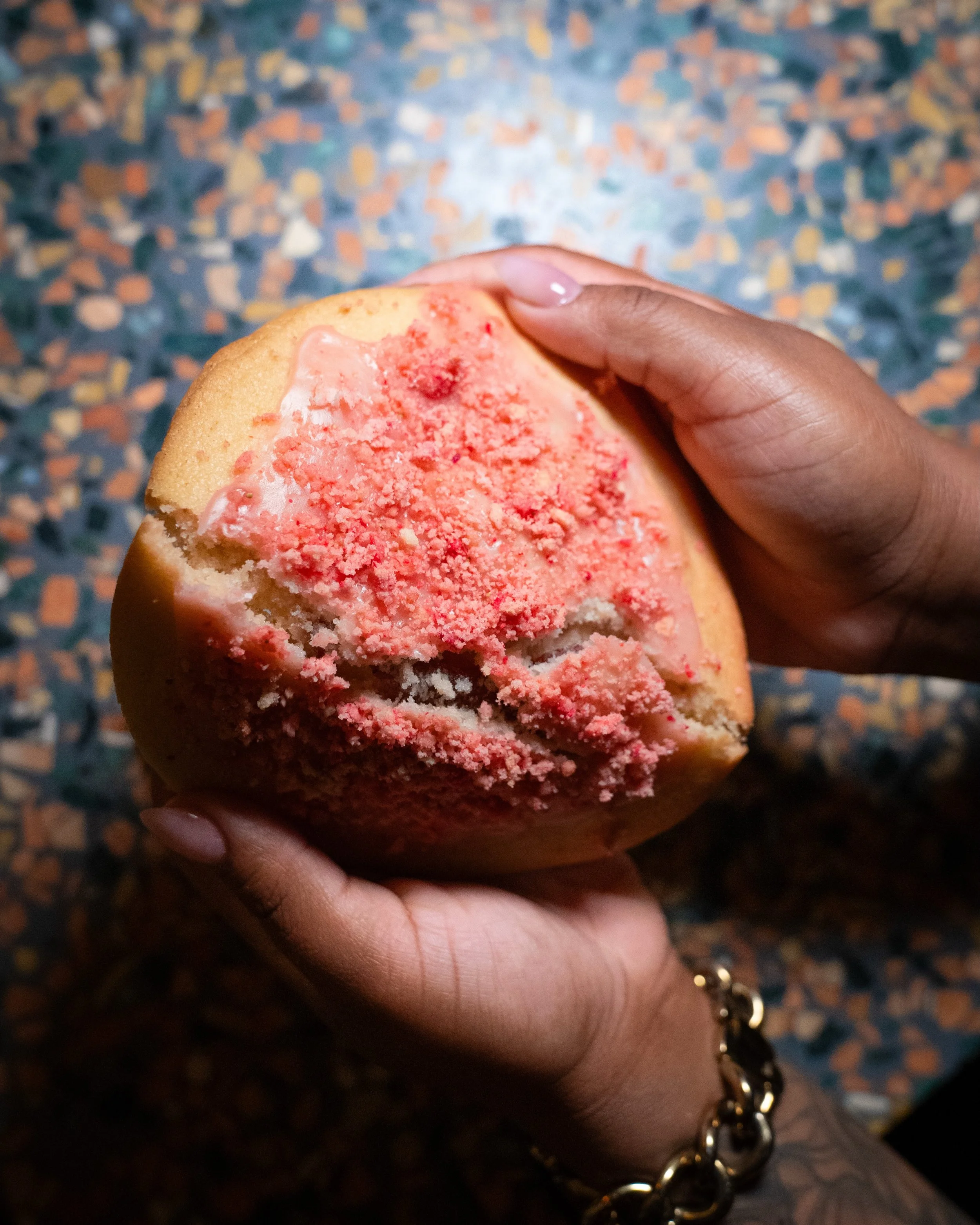 🍓Strawberry Crunch Cookies stuffed with strawberry jam🍓This one will bring your tastebuds straight back to summer nights chasing after the ice cream truck 🍦