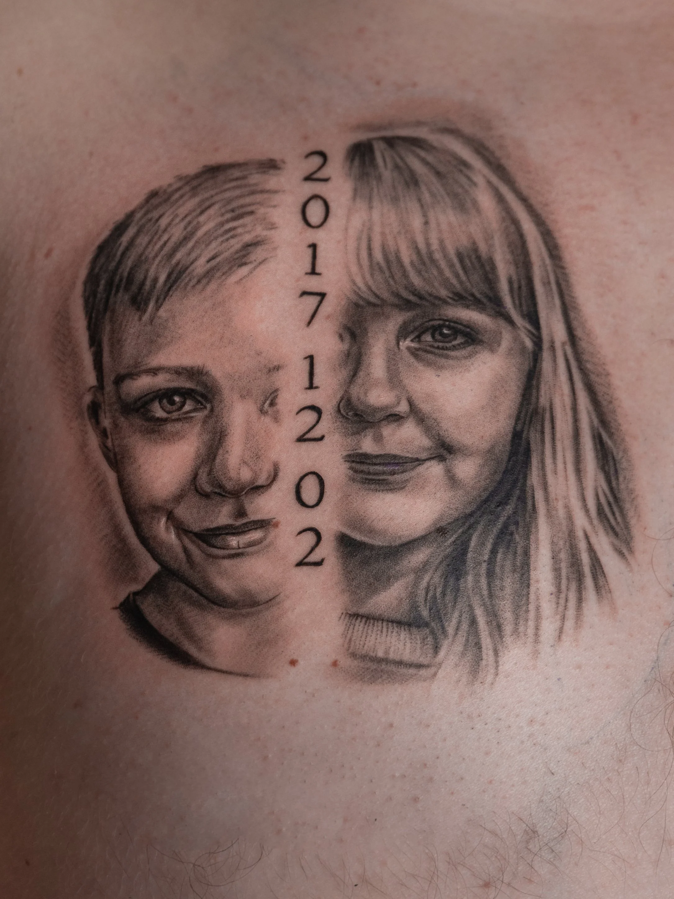 Porträtt av en pojke och en flicka i blyertsstil med året 2017-12-20 skriftat mellan dem.