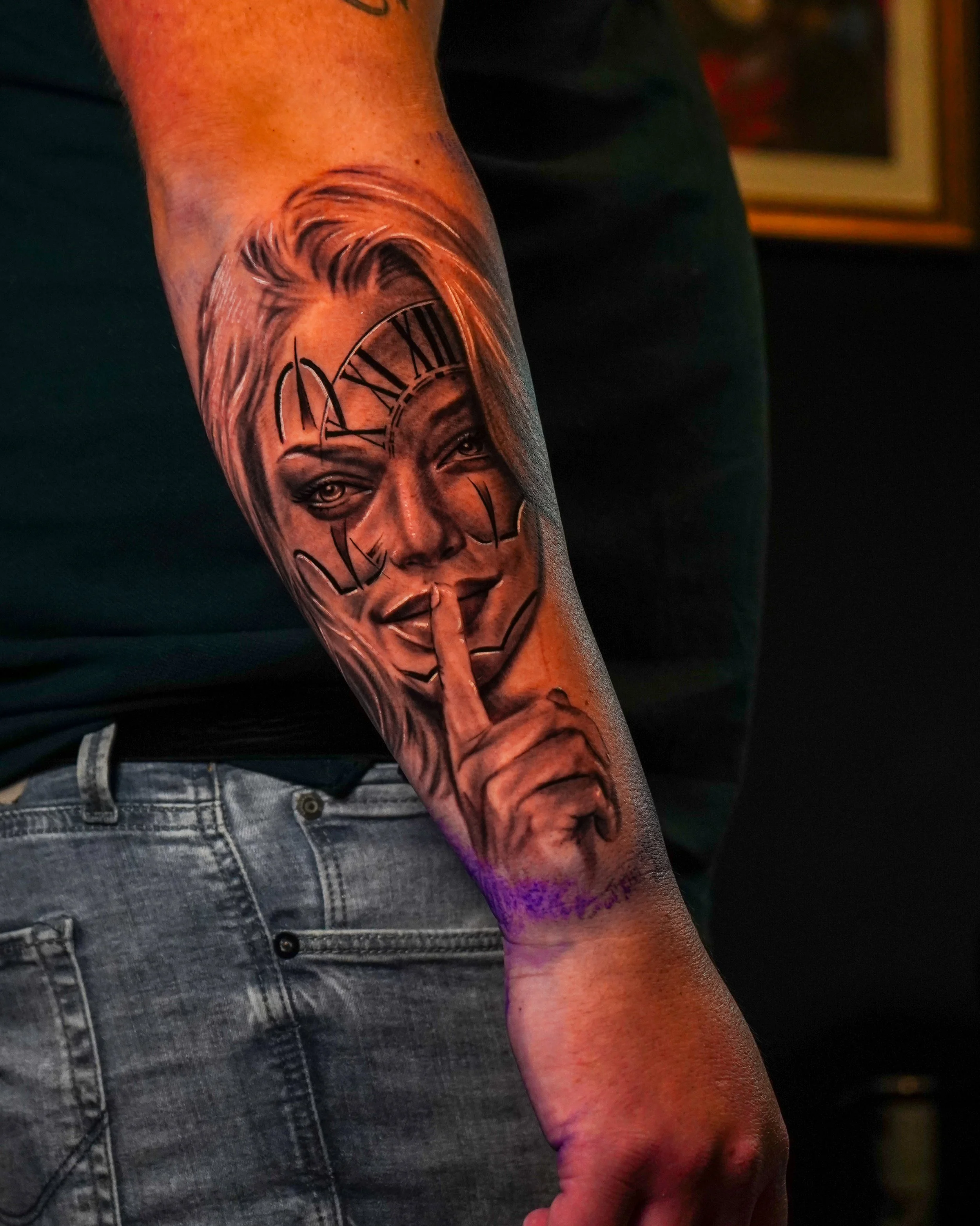 Tatuering-chicano-tjej-clown-underarm-klocka-ögon-realism-tatuerare-göteborg.jpg