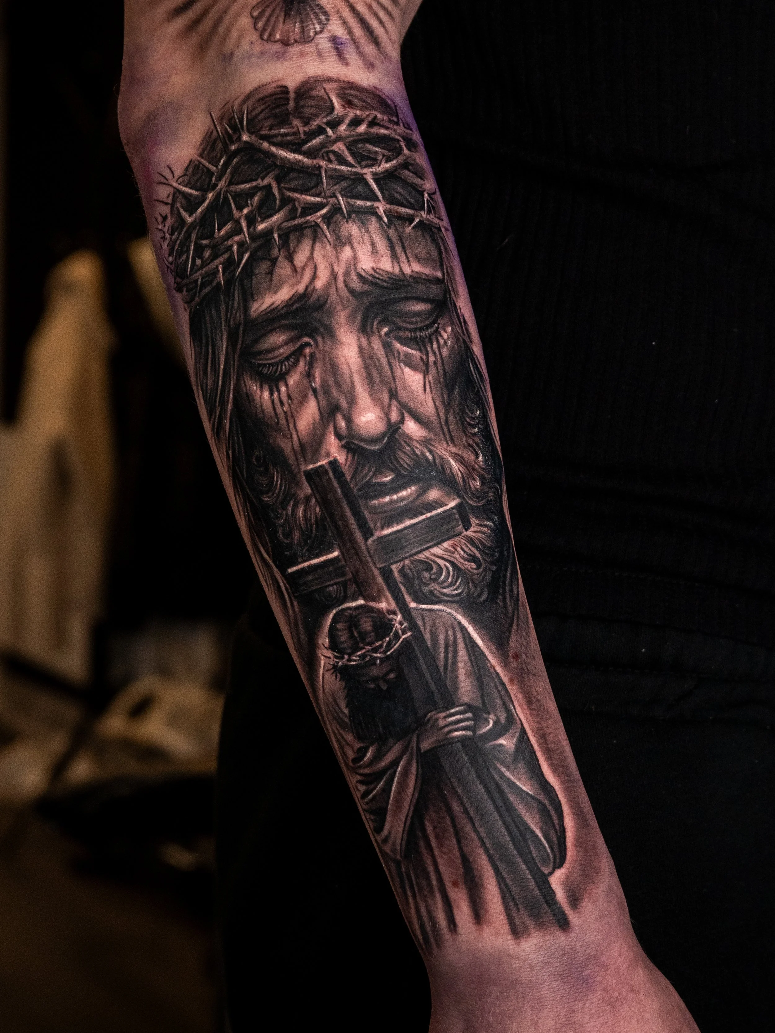 251029-jesus-arm-tatuering-sleeve-kors-gråter-realism.jpg