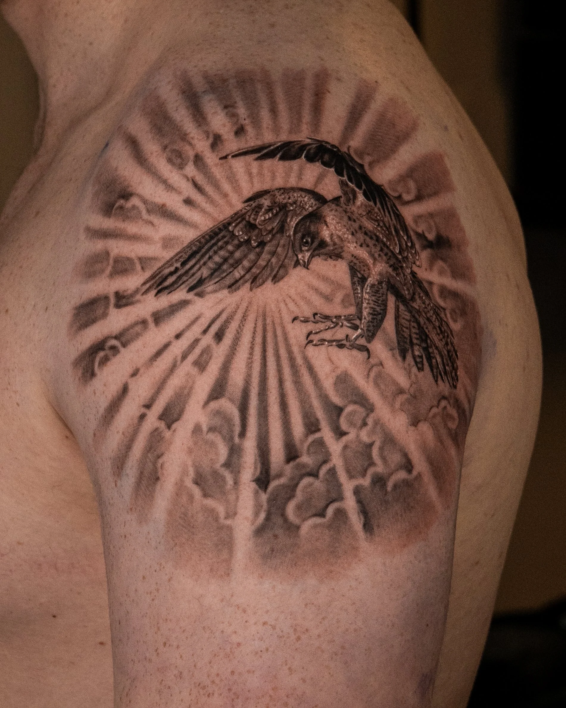 251202-Falk-solstrålar-arm-realism-tatuering-göteborg.jpg