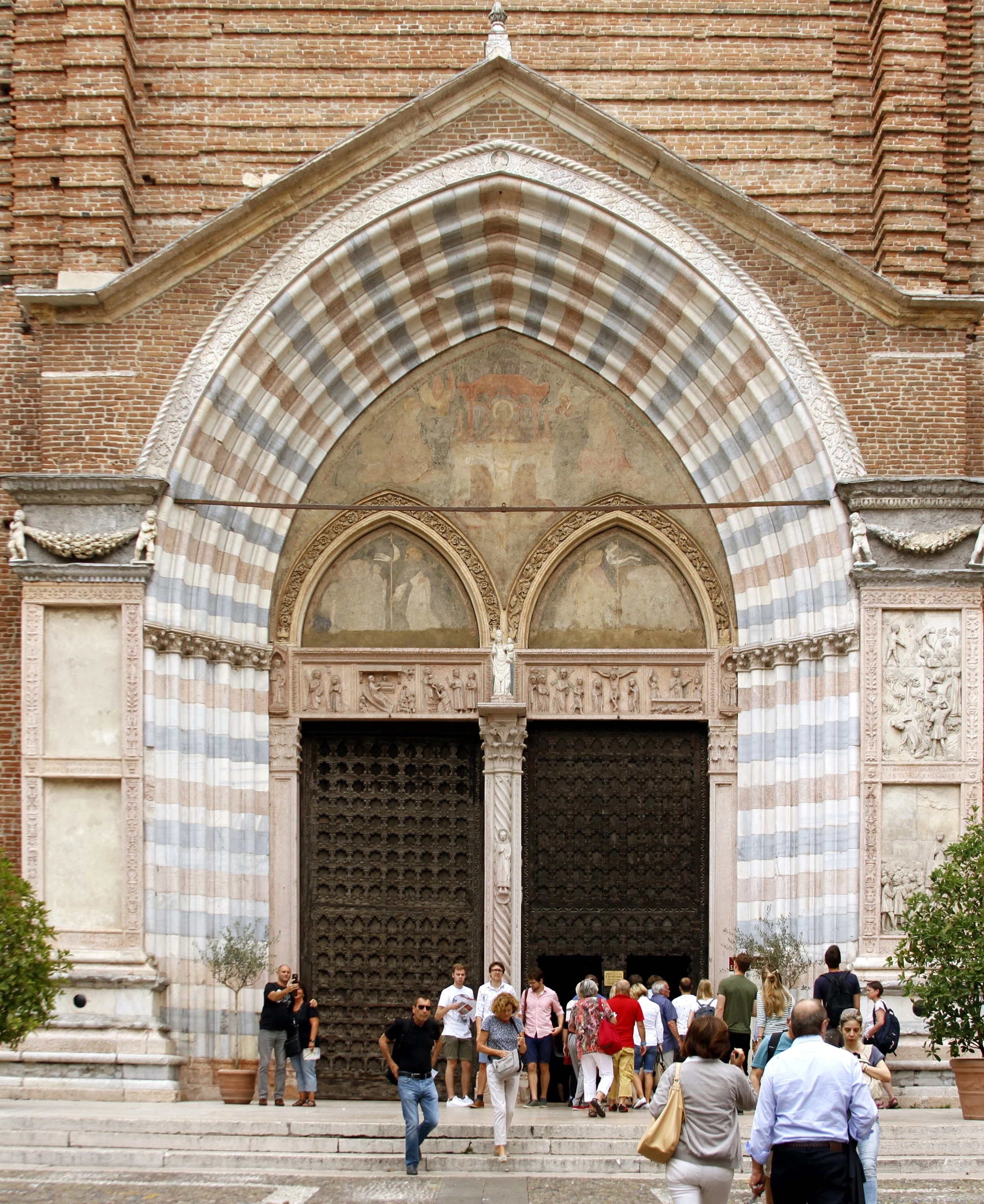 Portal_-_Sant'Anastasia_-_Verona_2016_mod.jpg