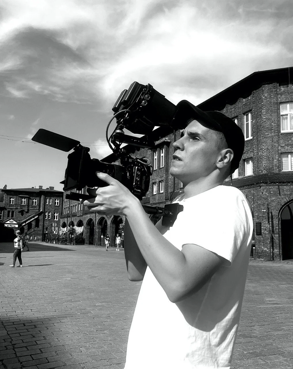 Filmowiec – Mikołaj Jordan – nagrywa film.