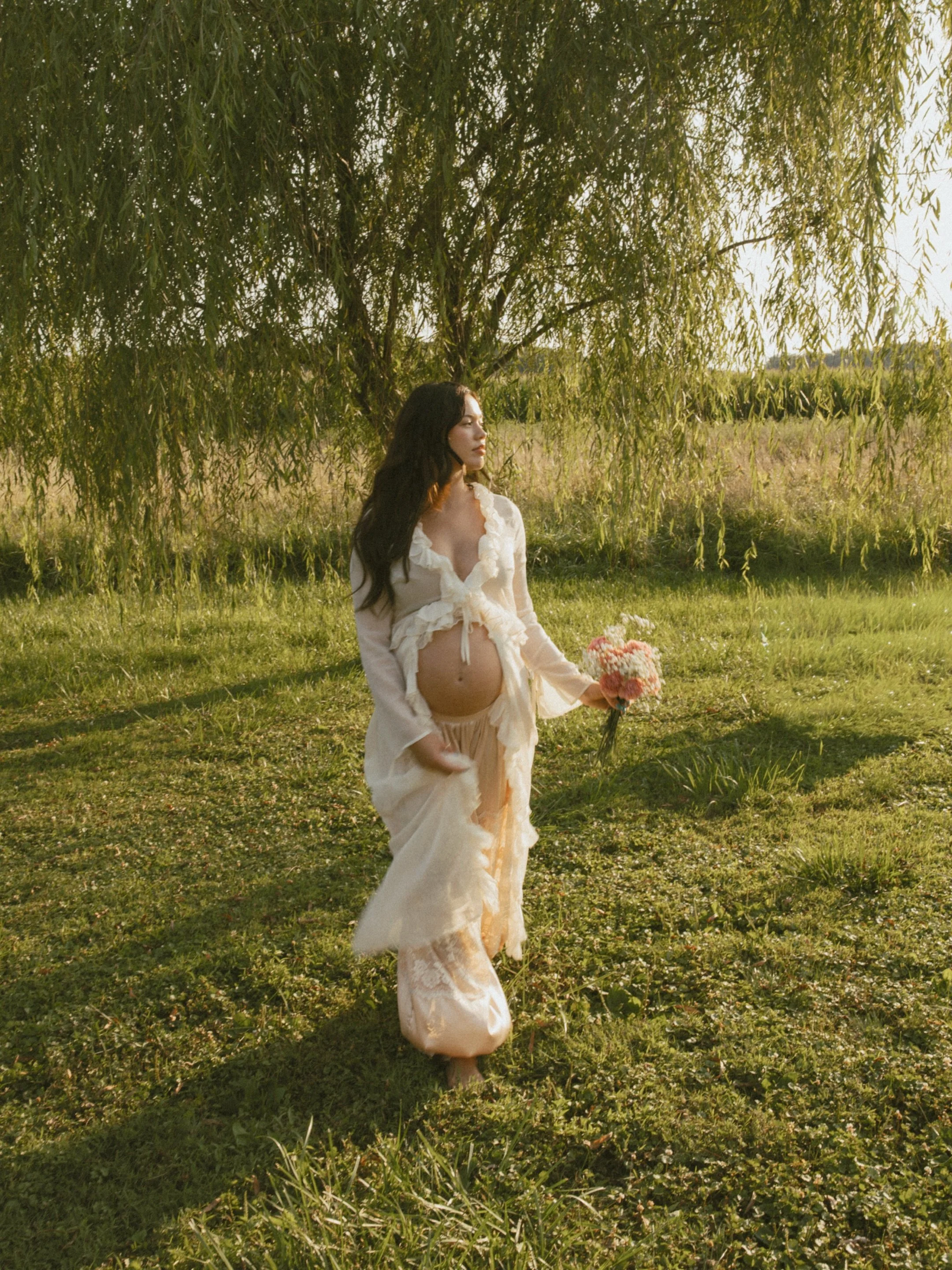 A maternity session out in the country, on a midwest summer night really does hit different 🌾✨

#indianamaternityphotographer #indianaphotographer #midwestmaternityphotographer #midwestphotographer #editorialmaternity 

Editorial maternity photos, I