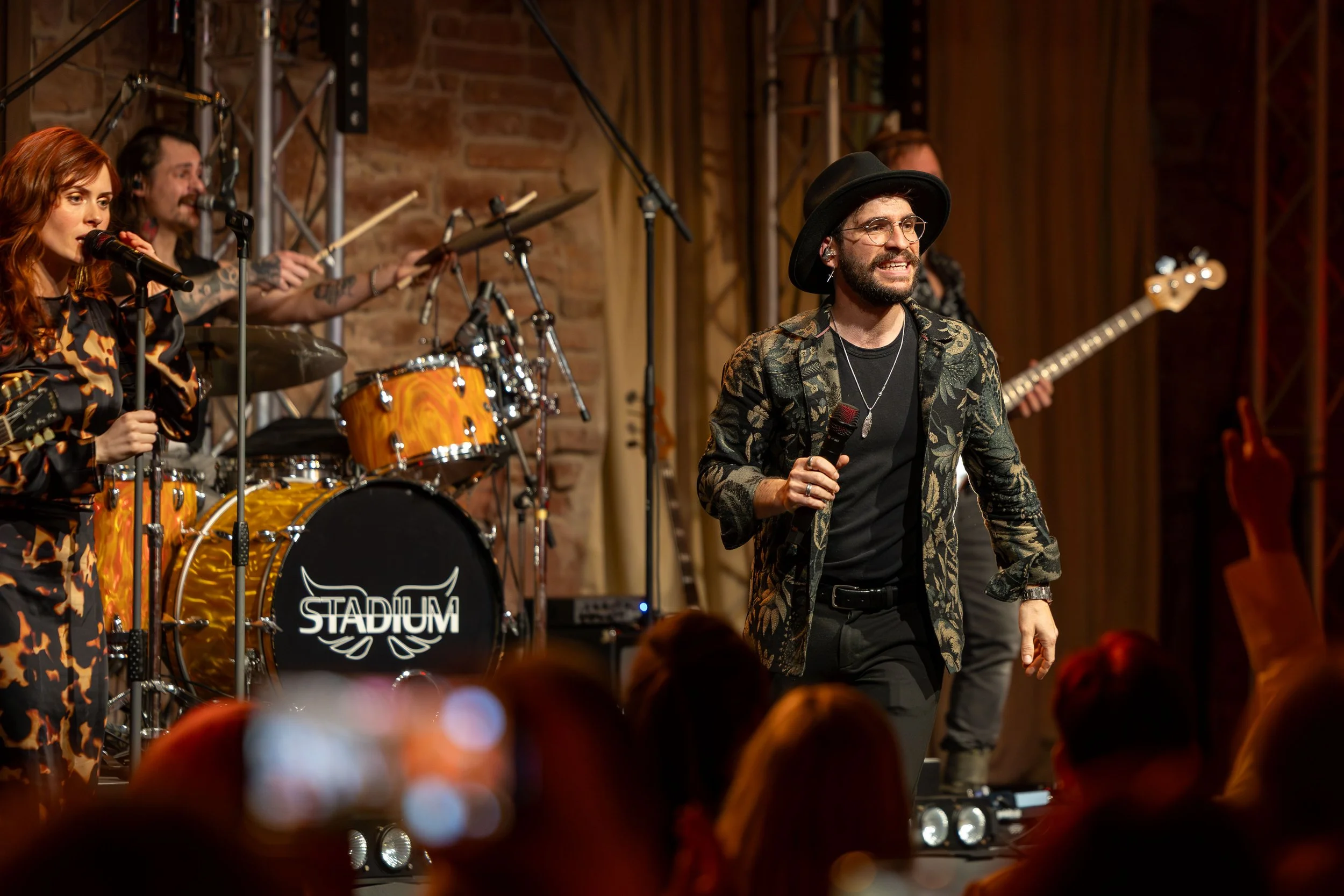 STADIUM live bei einem Corporate Event im Schloss Heidedeilberg. Zu sehen sind Sänger Cornelius Wurth, Sängerin Elena Wurth und Schlagzeuger Andreas Eichener.