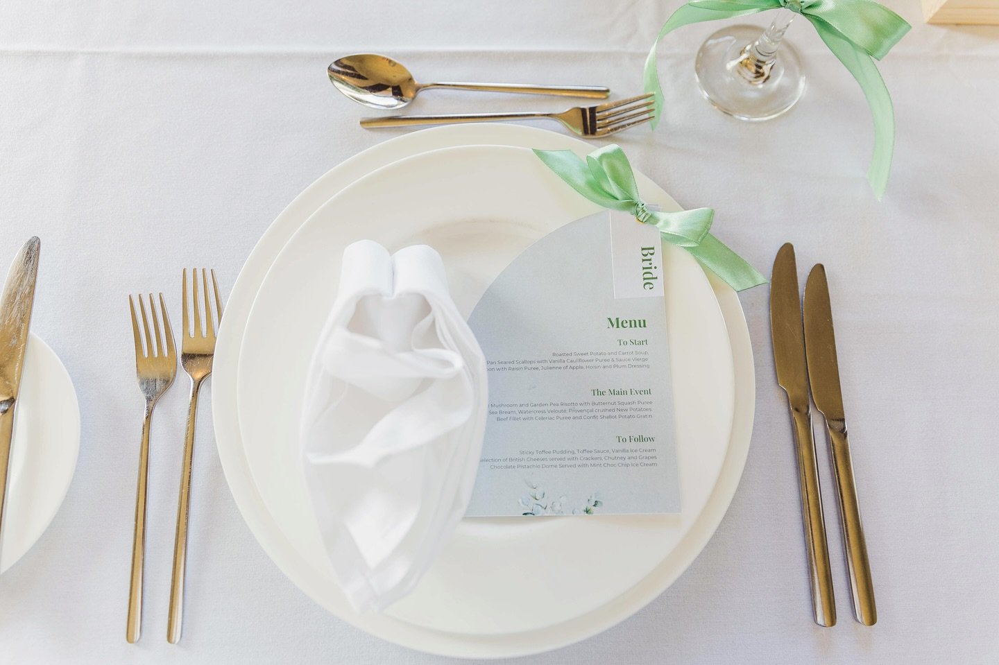 Where simple design meets lasting impressions. The finishing touch to your tablescape πΏ
These menus can be tailored however you like to tie in with the rest of your table, we love the subtle matching of the ribbon on these menus paired with the ri