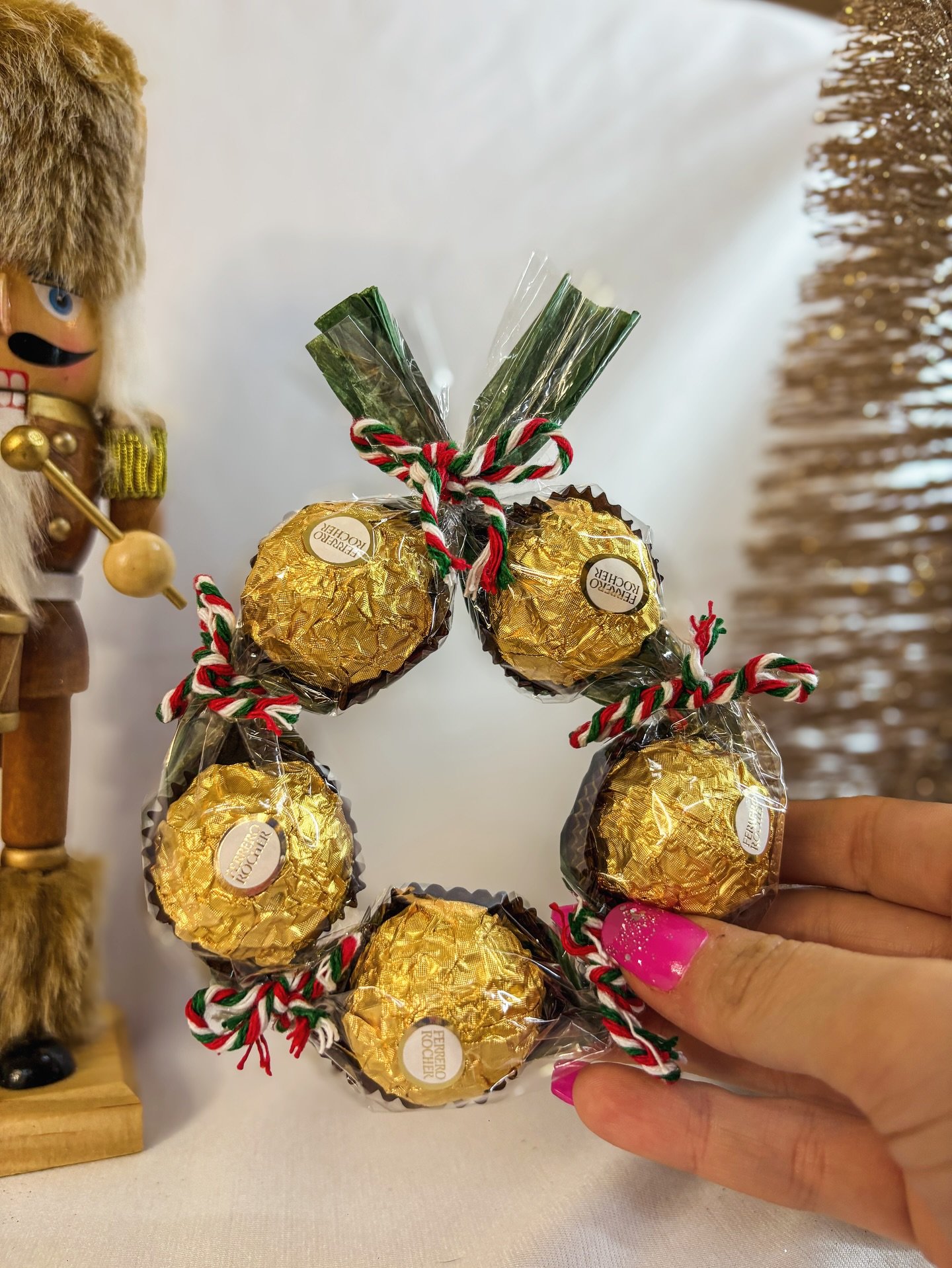 β¨ Too early for Christmas? Maybe! But we couldn’t resist sharing our Ferrero Rocher wreaths again. They were a favourite last year, and we can’t wait to make more festive magic this season!
#FerreroRocherWreath #BasingstokeGifts #Hampshi