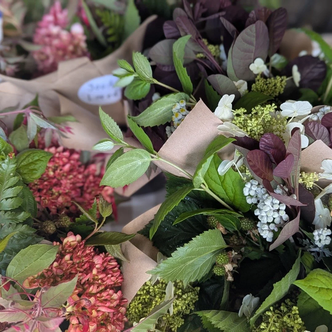Stil looking for a parking spot at Trader Joe's?

Quit circling the lot and come to @estudilloproduce for a round of our bouquets for mom! 

In the time it takes to lose a spot to another white Tesla, you could get mom's flowers, chocolate, wine, and