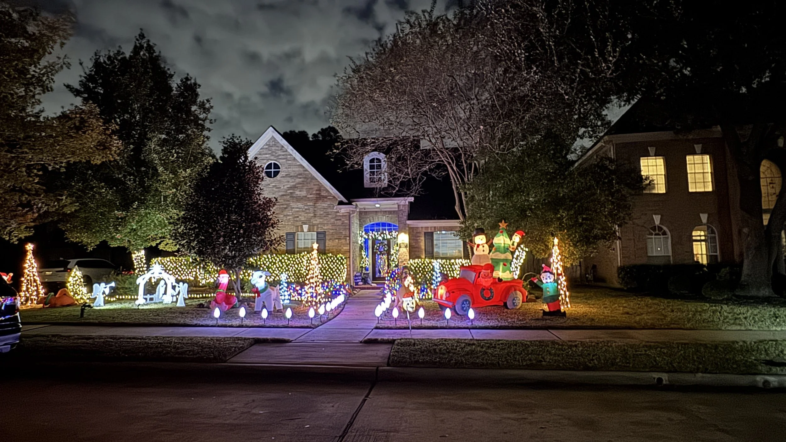 4607 Sterling Wood Way: Santas Pickup Truck