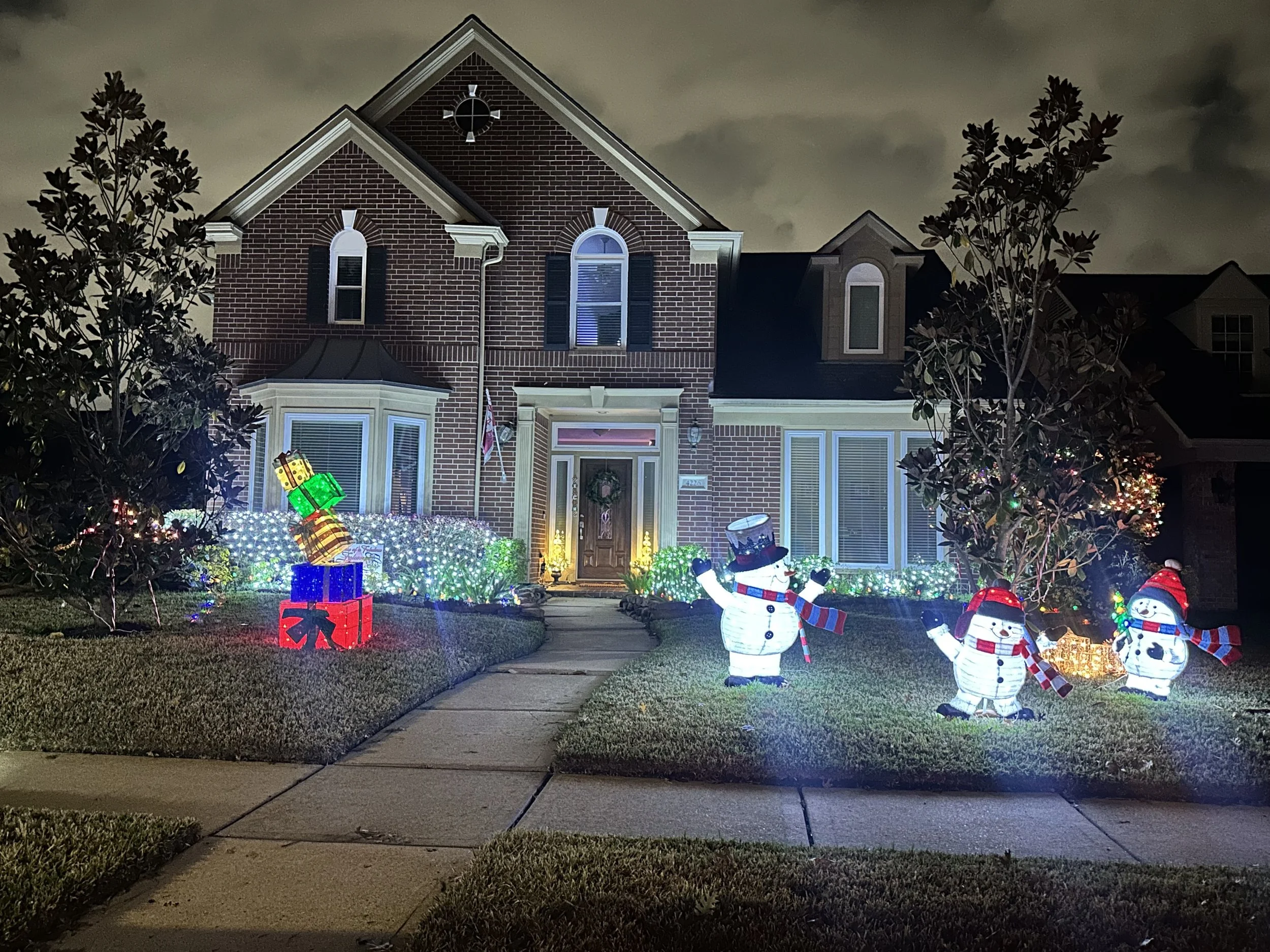 4226 Noble Pine Dr: Snowman family presents