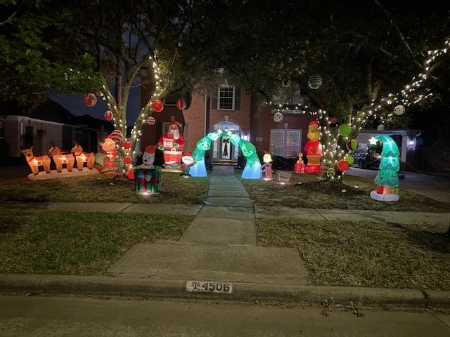 4506 N Pine Brook Way: Grinch vs Santa!
