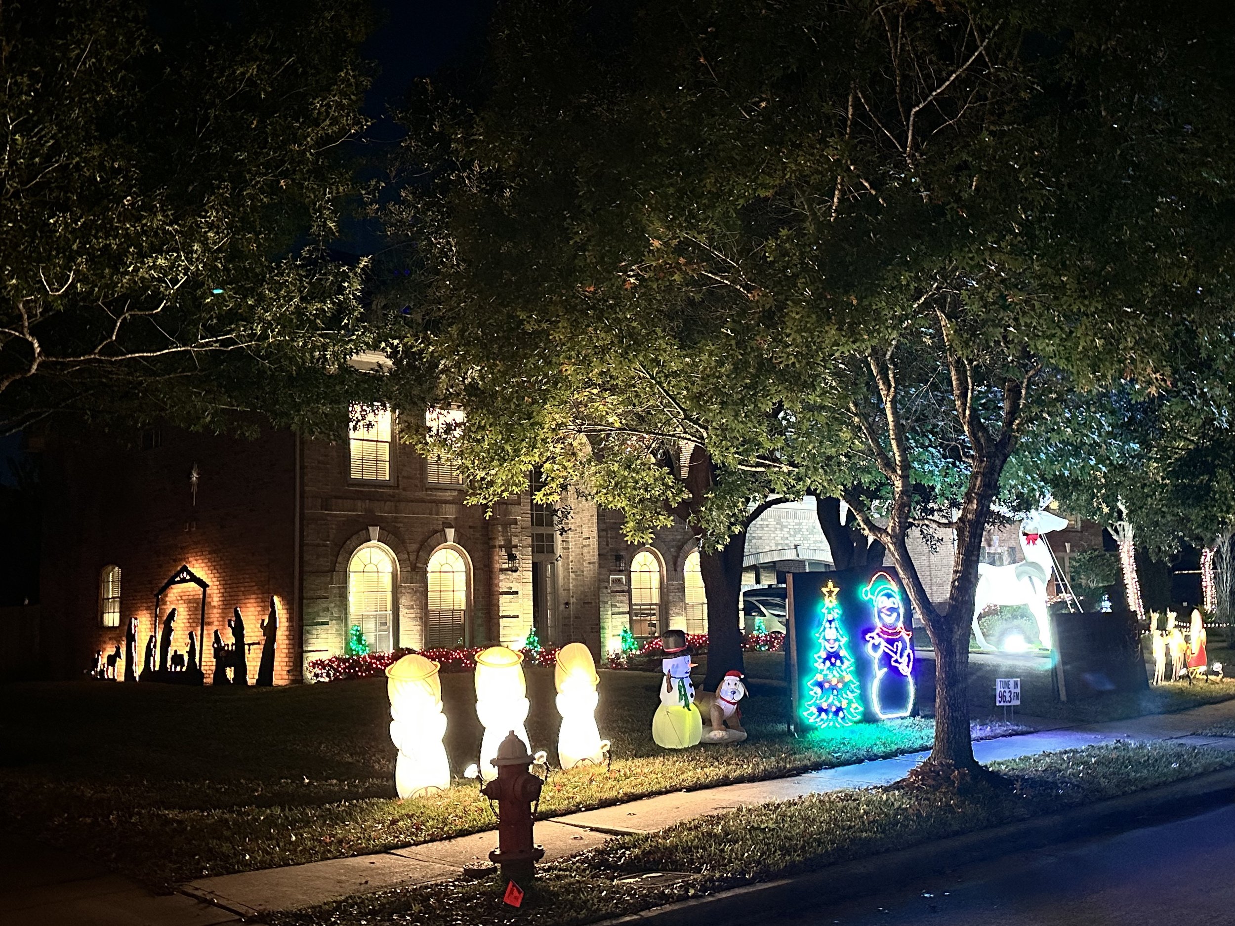 4306 Towering Oak: Singing Snowman