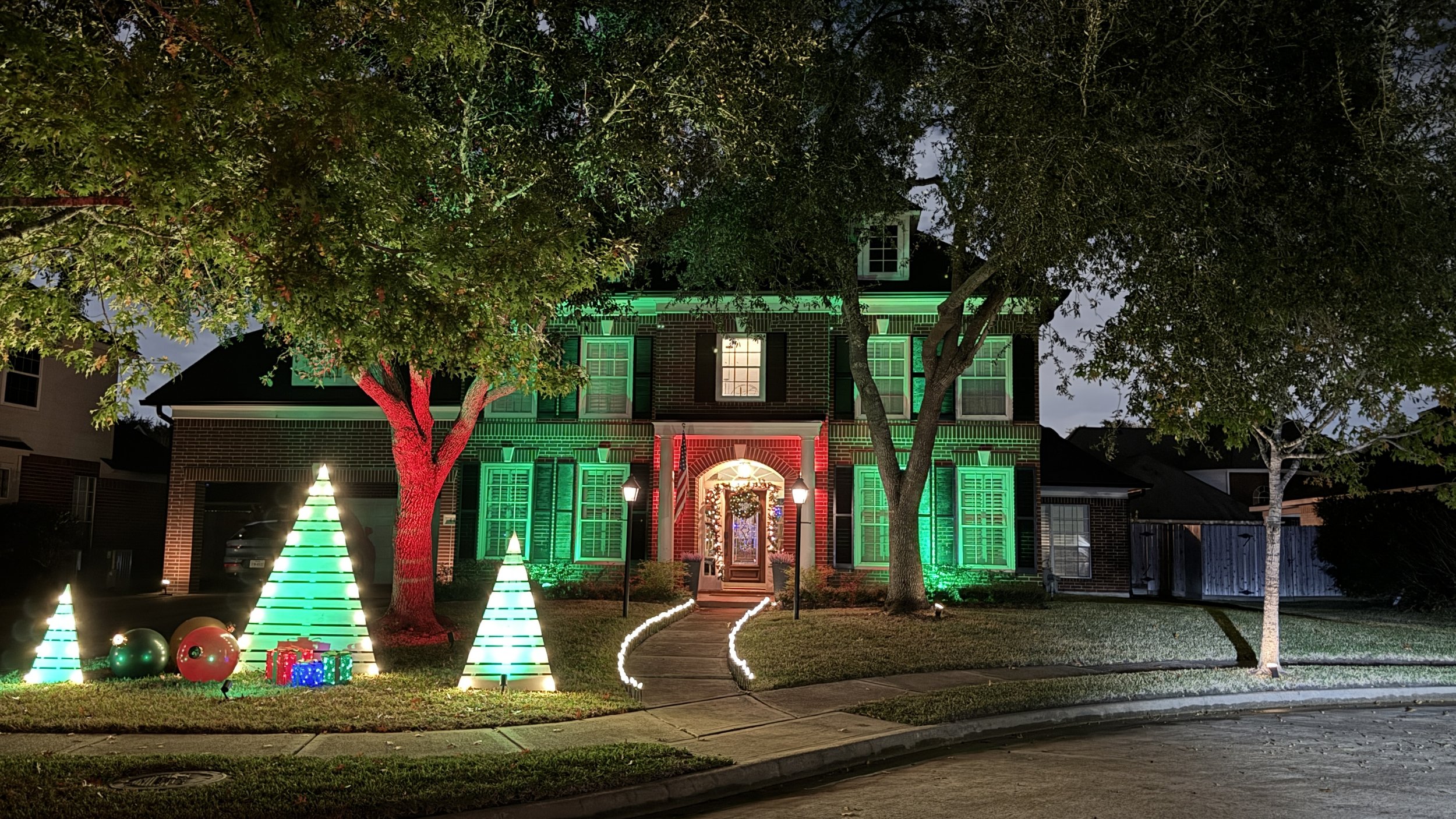 4415 Towering Oak Ct: Classic Christmas Glow
