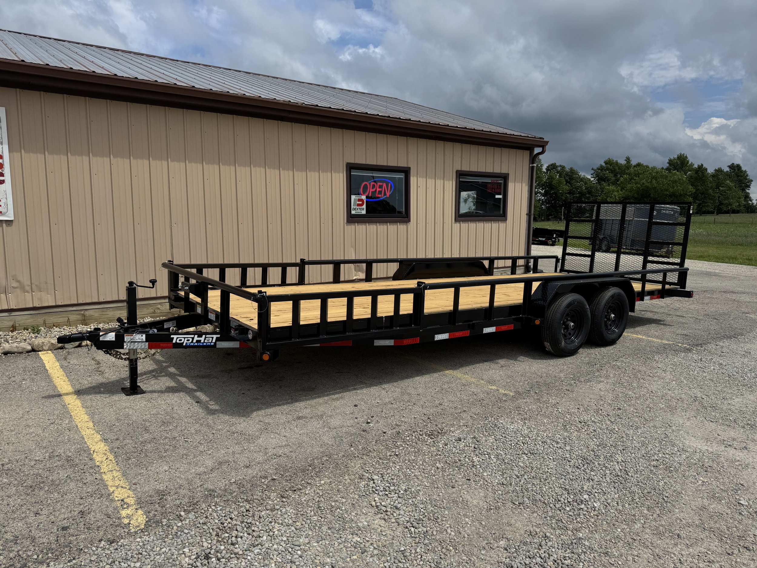 Top Hat 83”x22’ HP 10K, 48” HD Tailgate with Quad Ramps