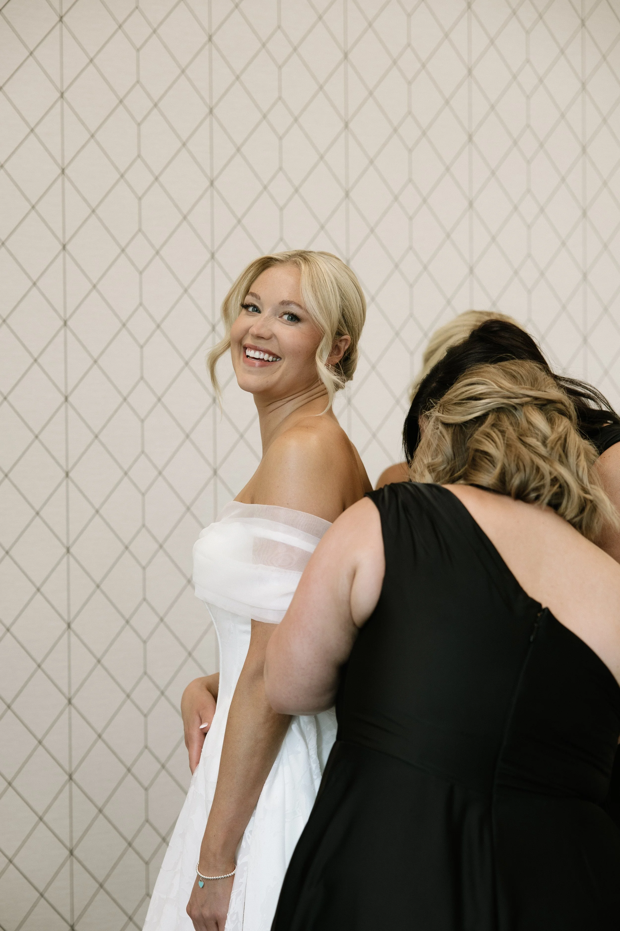 RevelWoodsPhoto-ErpeldingWeddingPreviewsThe44VenueFargoND-5314.jpg