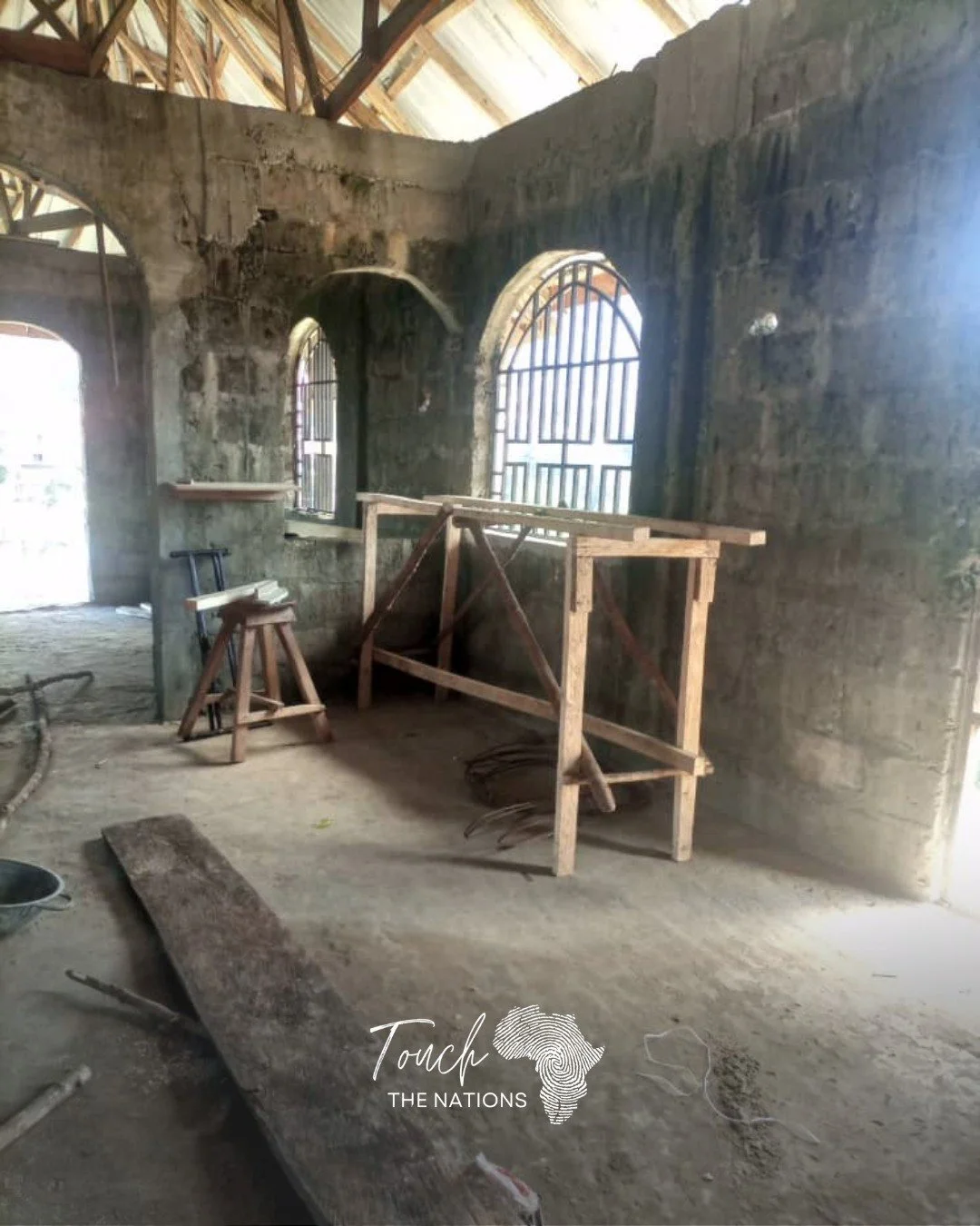 Step by step, progress continues on the multipurpose building in Sierra Leone! Metal windows are now in place, and metal doors will be installed next.
This space is being built with the community in mind – a place for education, leadership tra