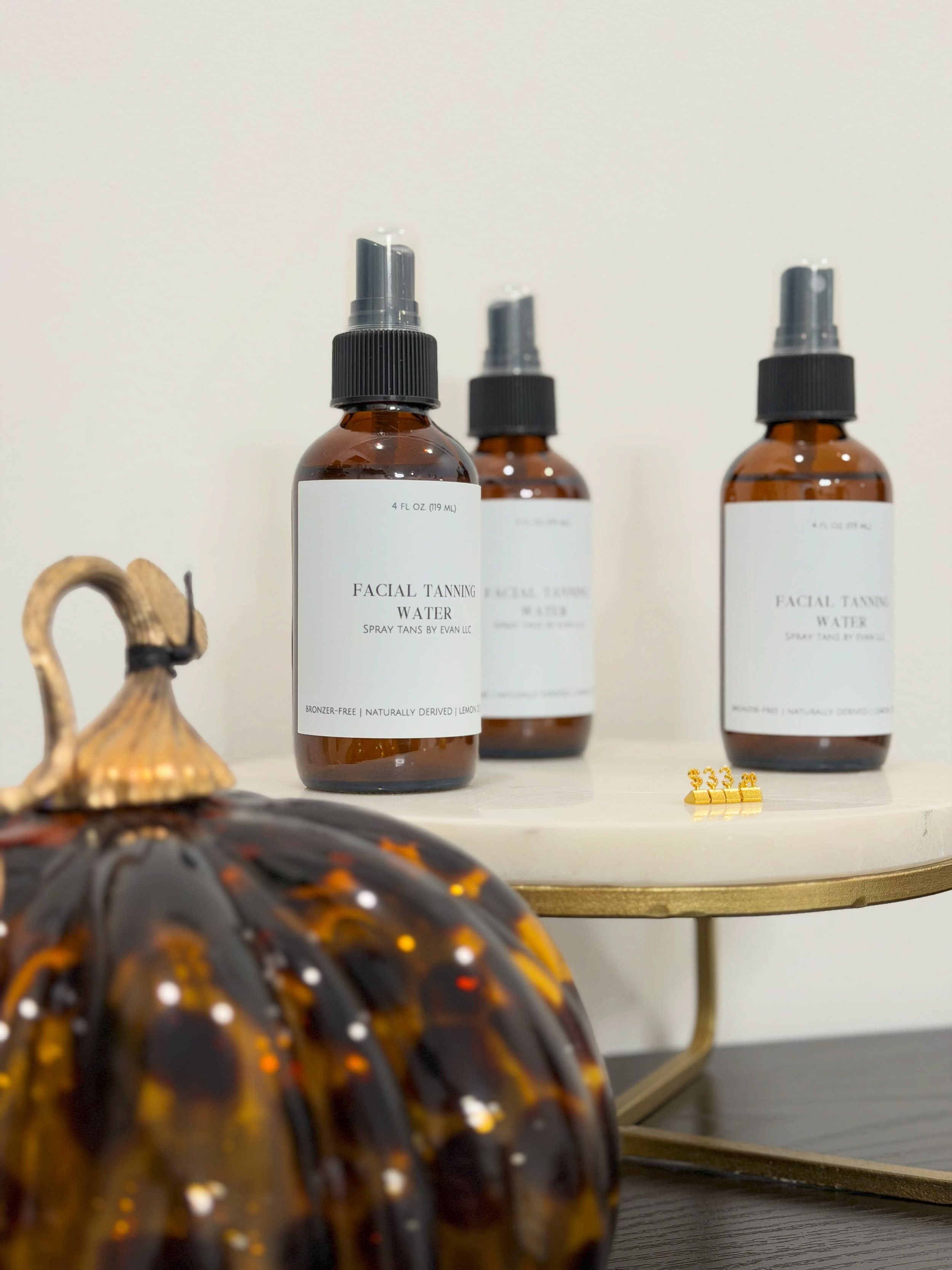 A little glow, a little luxury ✨🤎

Facial Tanning Water is in my studio - Message me to purchase!