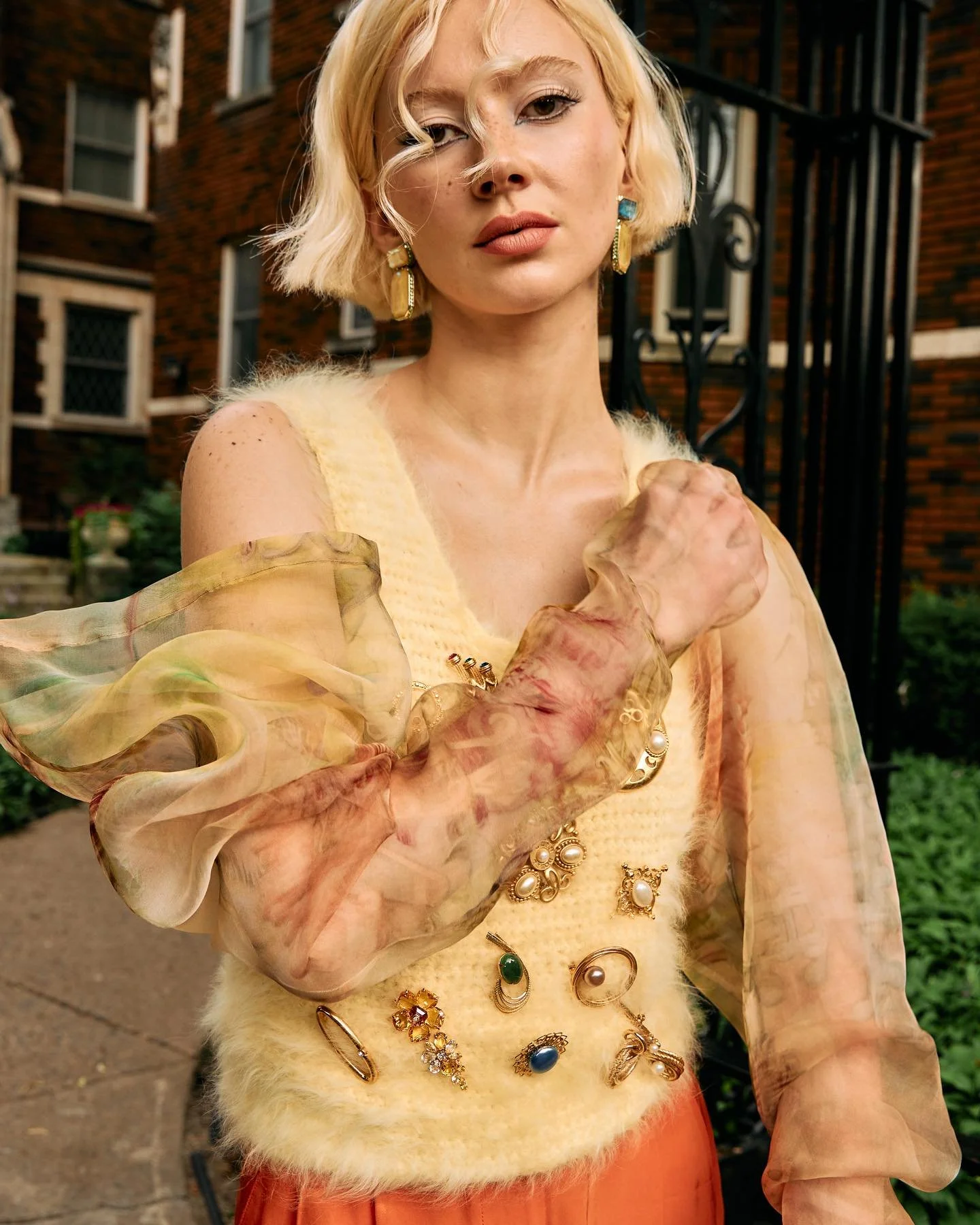 🏵️ Finesse par @shelbyymaynard x @humankindmgmt 

Photographer: @florinepella 
HMUA: @estellemmua x @humankindmgmt 
Fashion Stylist : @marinesaussereau🌱
Stylist assistant: @evemartelcomeau 
Angora top, broochs &amp; short from @claudineetchantal 
E