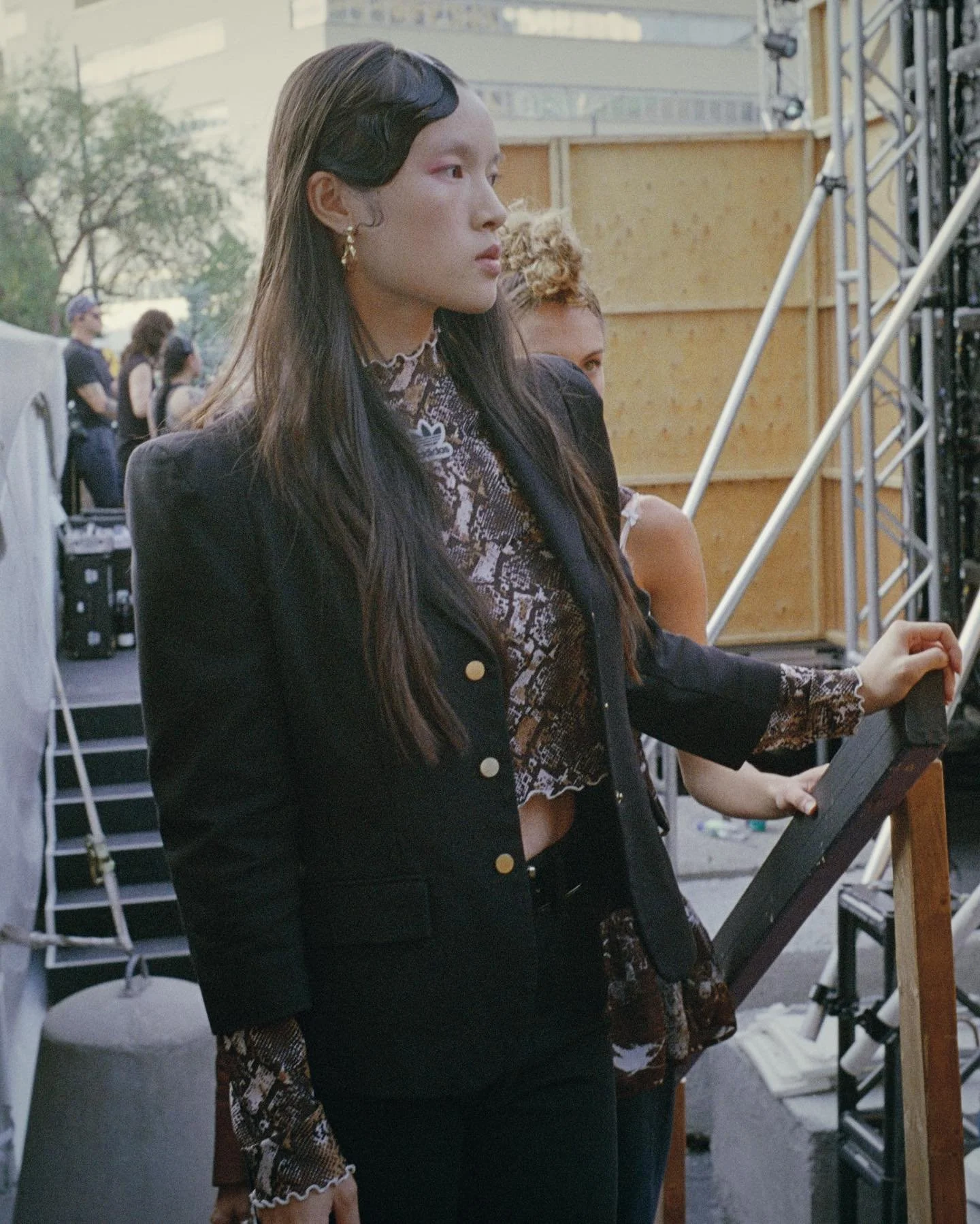 ⚕️Dans l&rsquo;attente que le show commence, cette Divine Beaut&eacute; @izabld x @humankindmgmt par @jaydupuis portant &agrave; merveilles un look transcendant les &eacute;poques. 

~ hair waves des d&eacute;licates ann&eacute;es 20
~ pink eyes touc