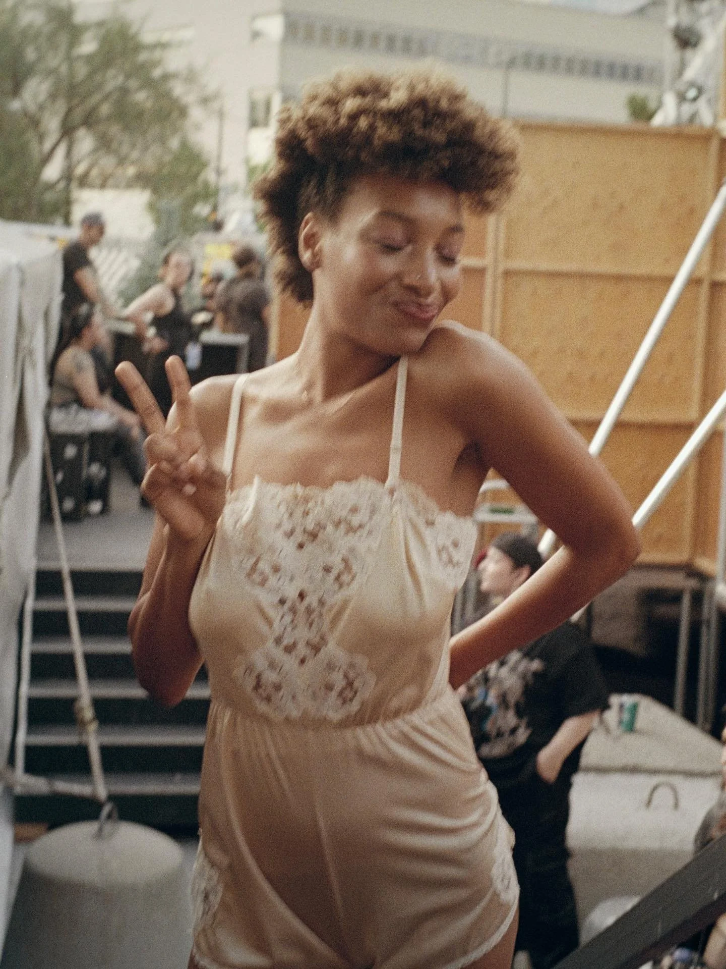 ✌️🕊️ Dans l&rsquo;attente d&rsquo;entrer en sc&egrave;ne, Aisha x @dulcedomodels portant un joli bodysuit en dentelle vintage juste avant que je compl&egrave;te sa tenue en live.

Photo-Souvenir par @jaydupuis 

D&eacute;fil&eacute;-Performance @cla