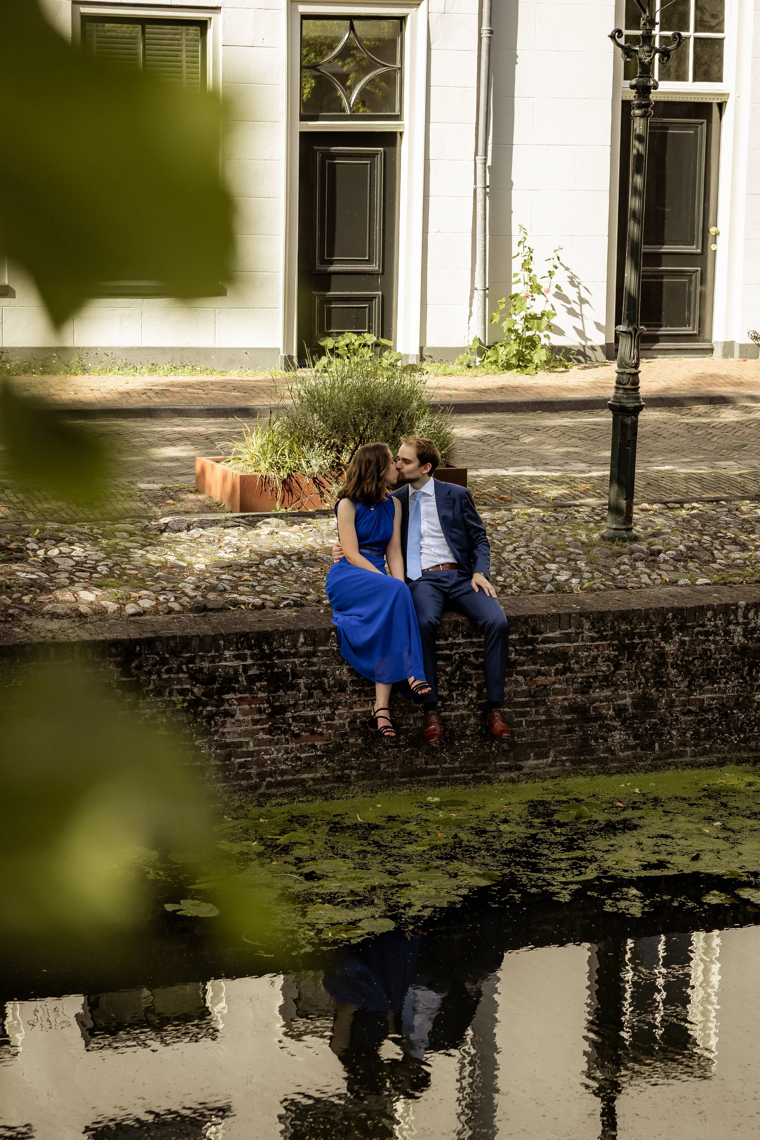 Romantisch net getrouwd koppel in de straten van Amersfoort